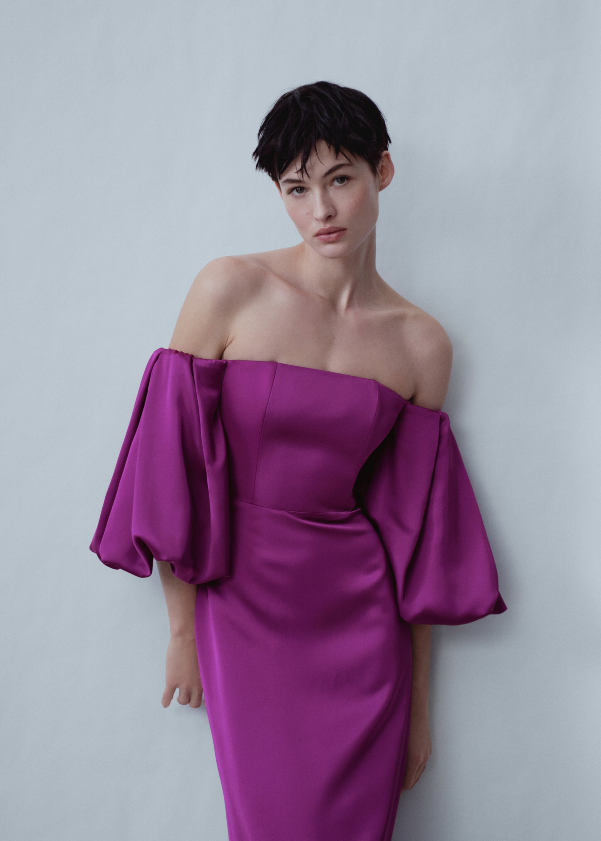 Vestido raso mangas volumen - Plano medio