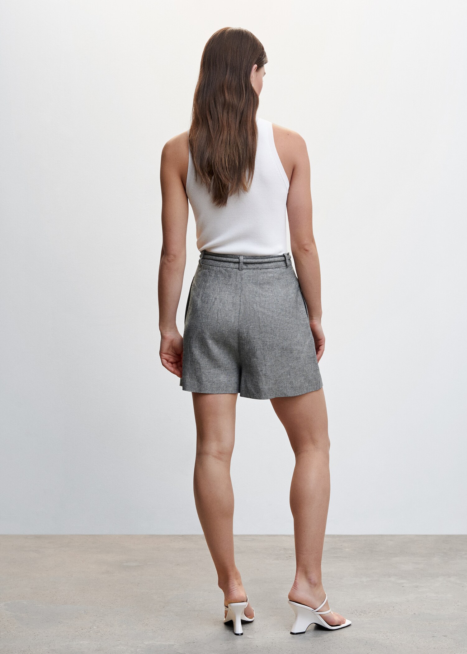 Linen shorts with drawstring - Reverse of the article