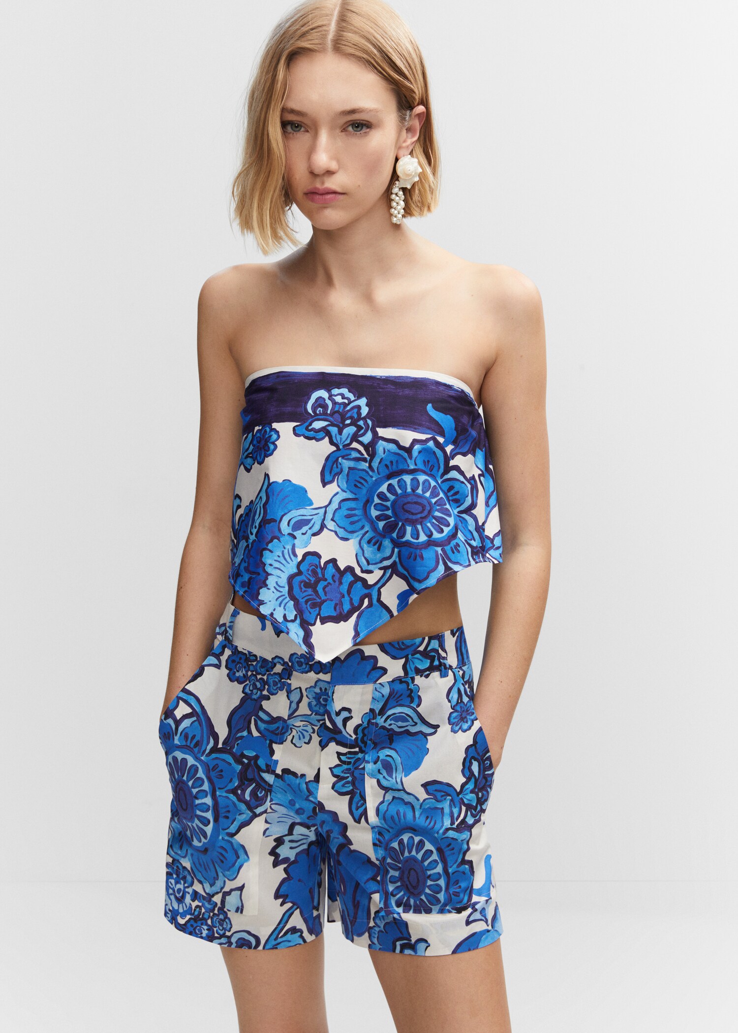 Short à fleurs - Plan moyen
