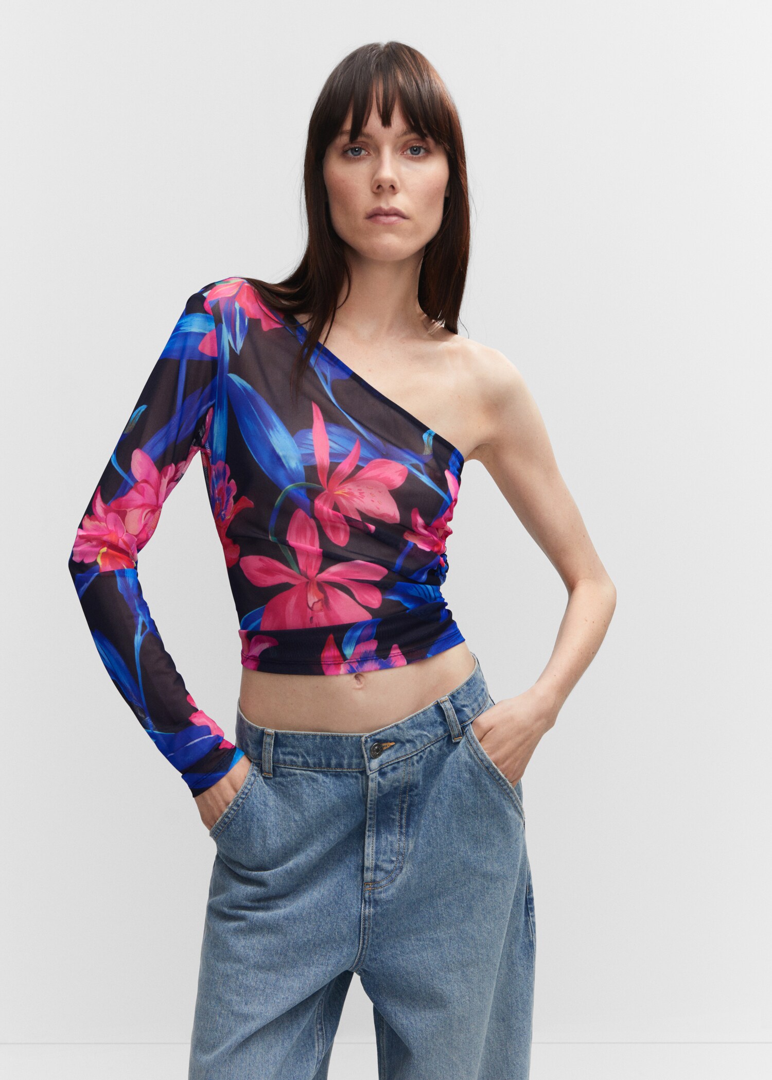 Asymmetrisk topp i chiffon med blomster - Halvtotal bildeutsnitt