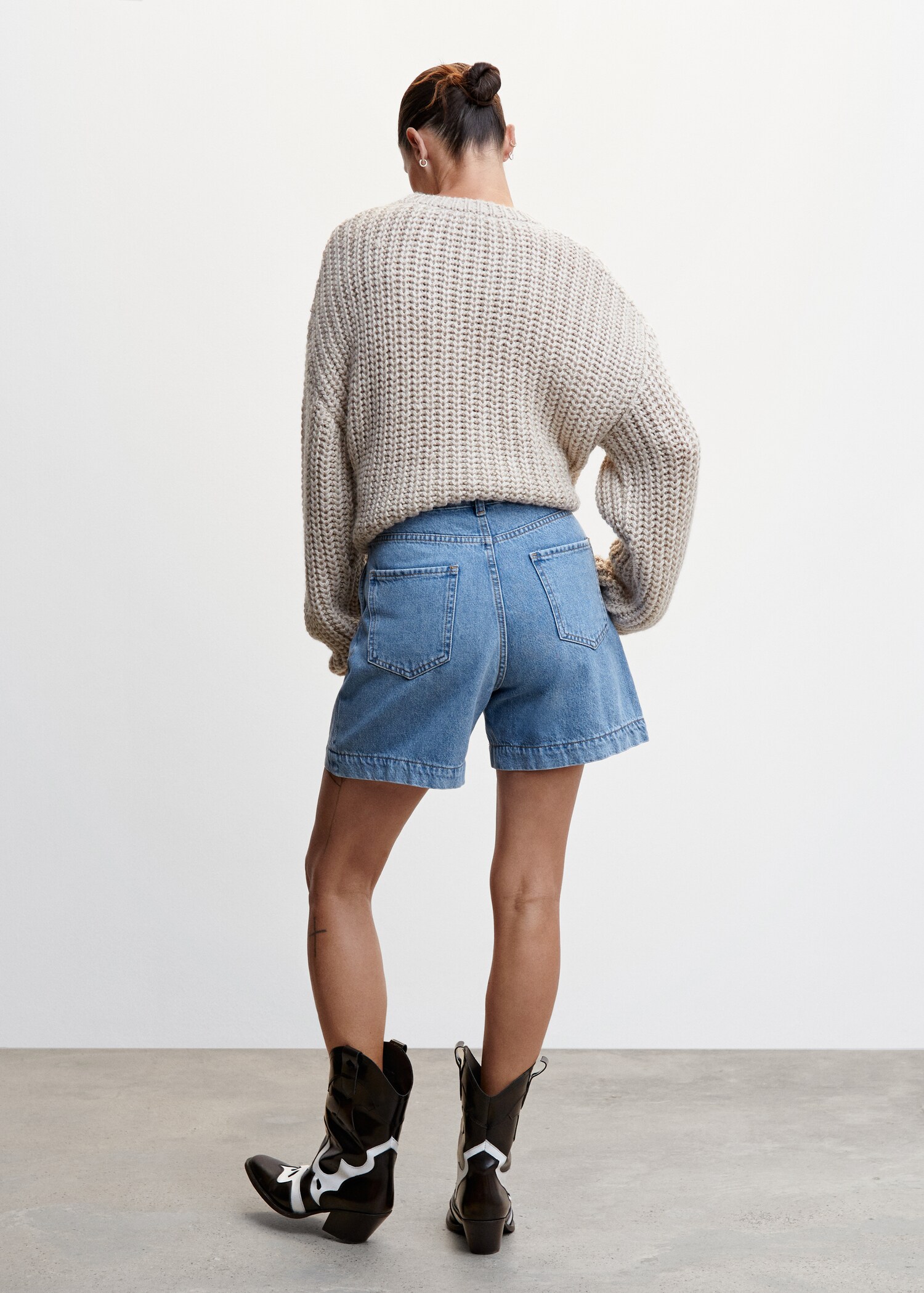 Slouchy pleated shorts - Reverse of the article