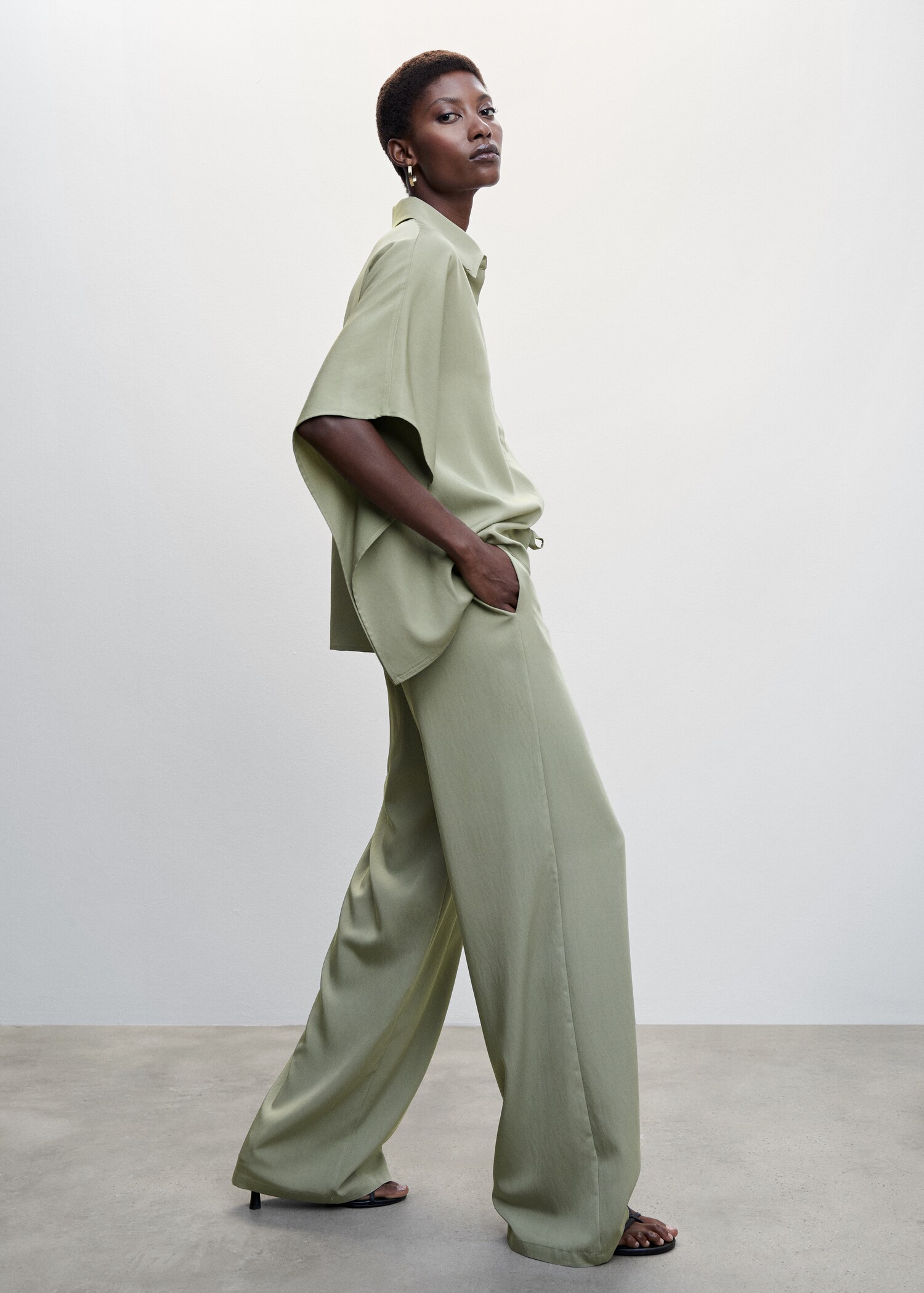 Flowy straight-fit trousers - Details of the article 2