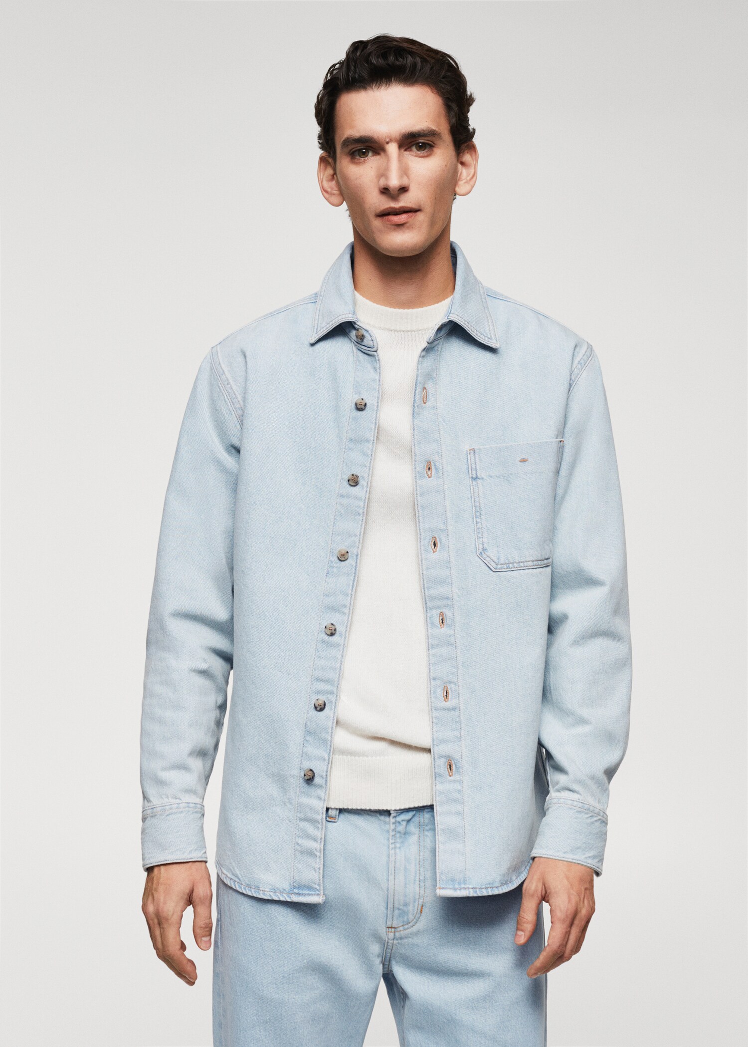 Overskjorte i denim med lommer - Halvtotal bildeutsnitt