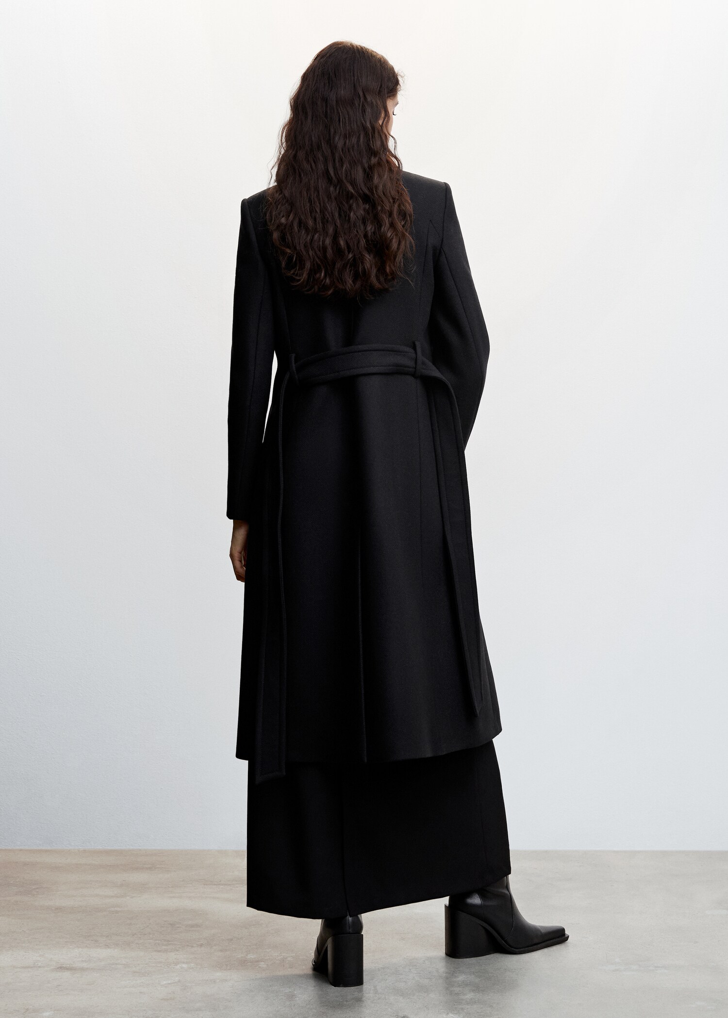 Woolen coat with belt - Reverse of the article