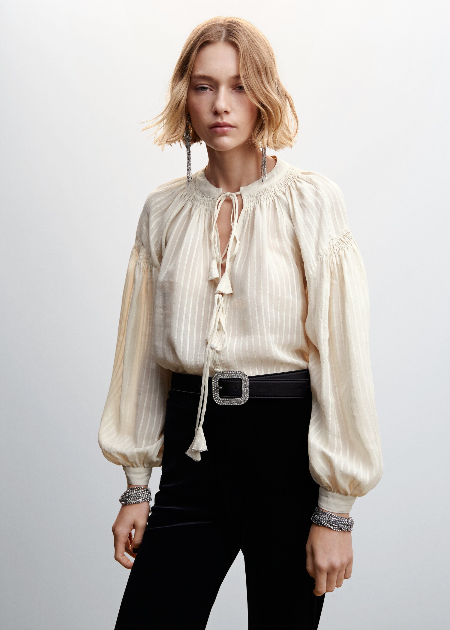 Blouse boho à pompons - Plan moyen
