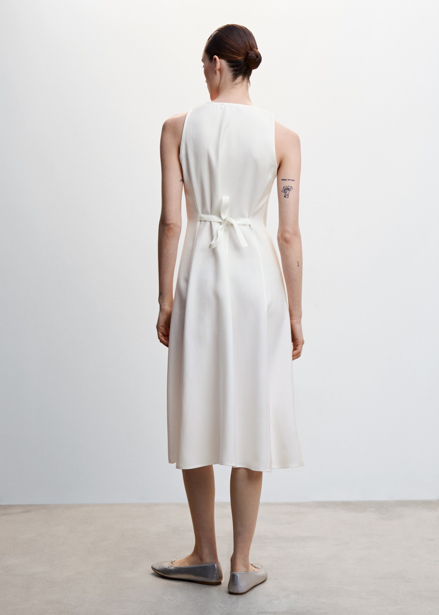 Buttoned bow dress - Reverse of the article