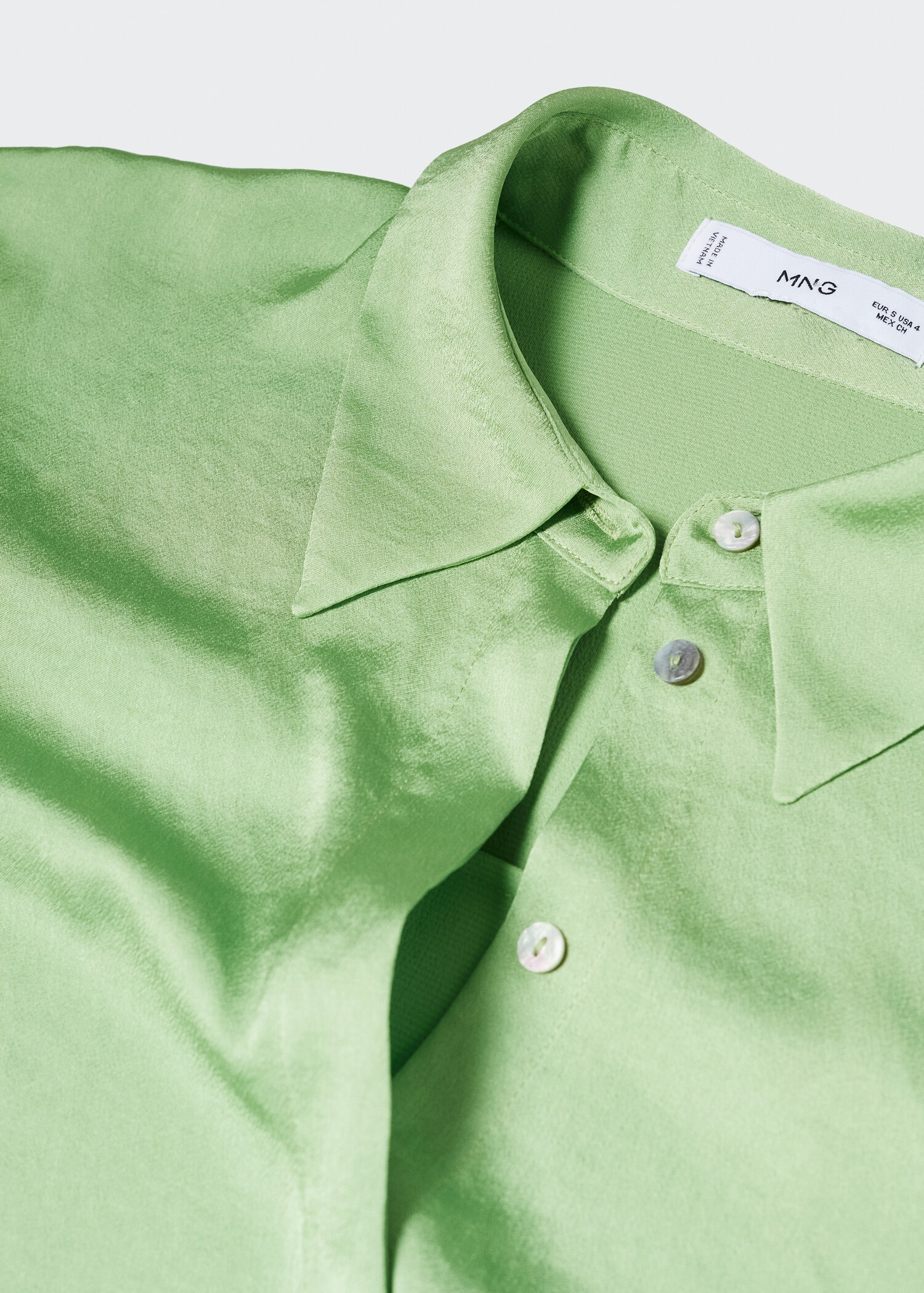 Camisa fluida acetinada - Pormenor do artigo 8