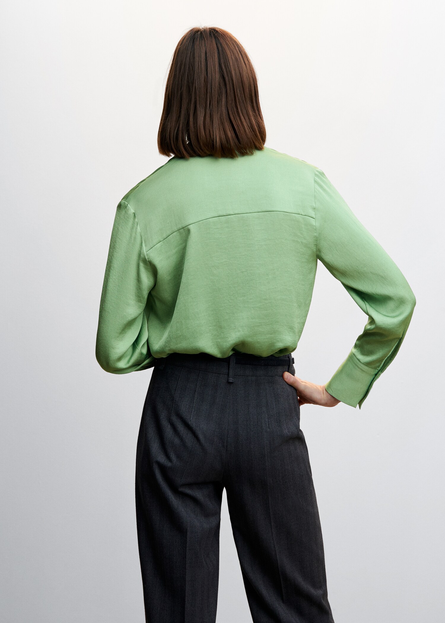 Camisa fluida acetinada - Verso do artigo