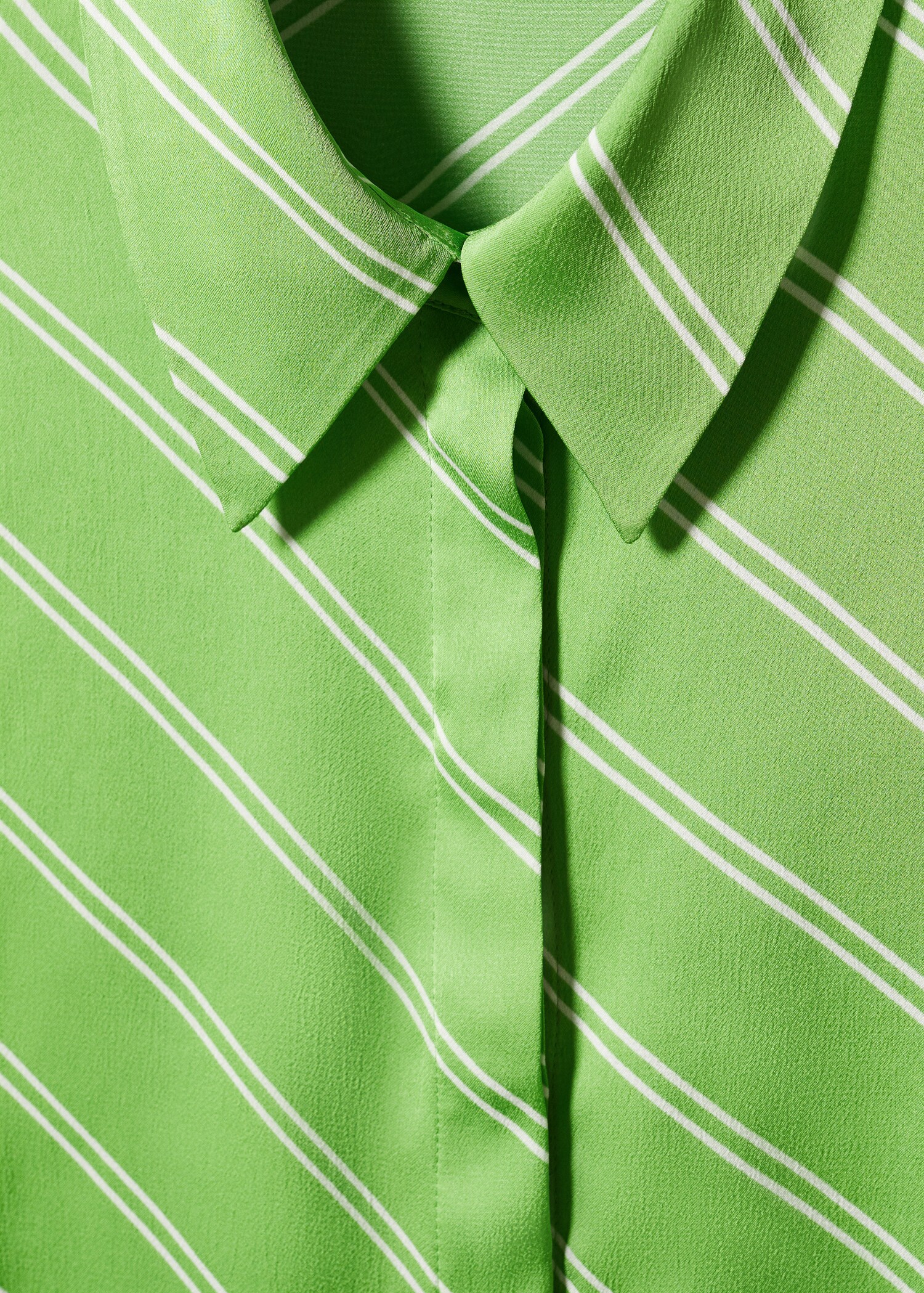 Camisa fluida acetinada - Pormenor do artigo 8