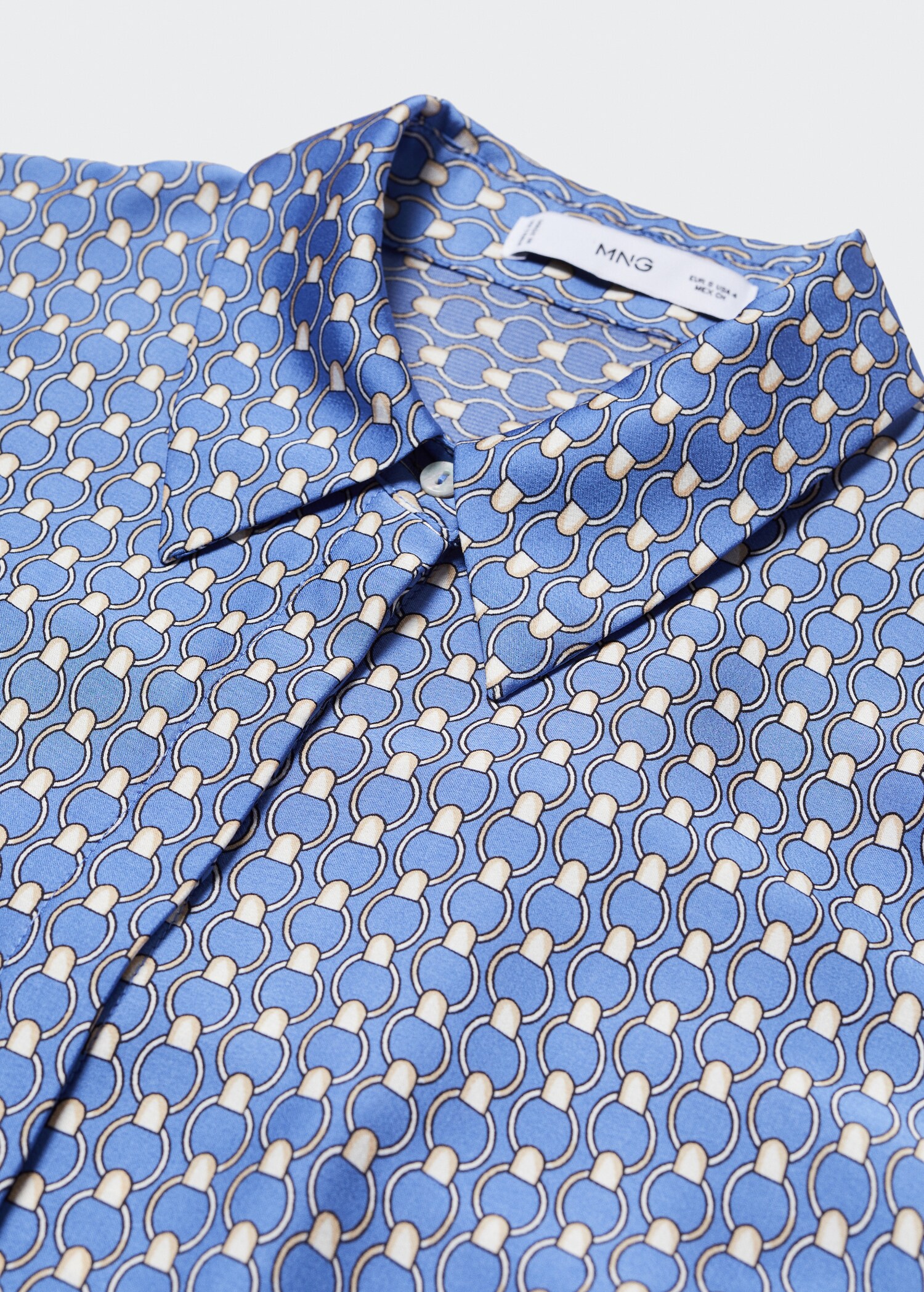Camisa fluida acetinada - Pormenor do artigo 8