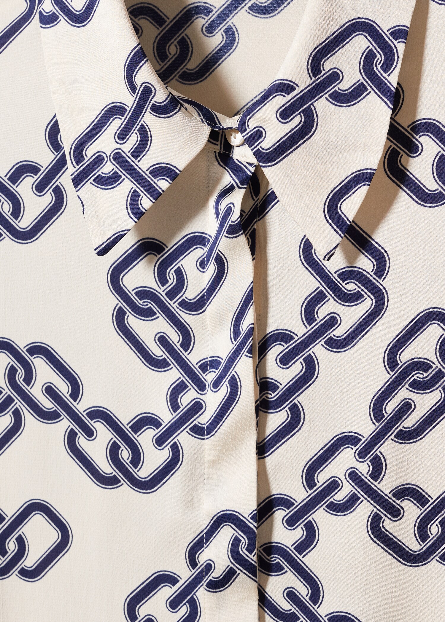 Camisa fluida acetinada - Pormenor do artigo 8