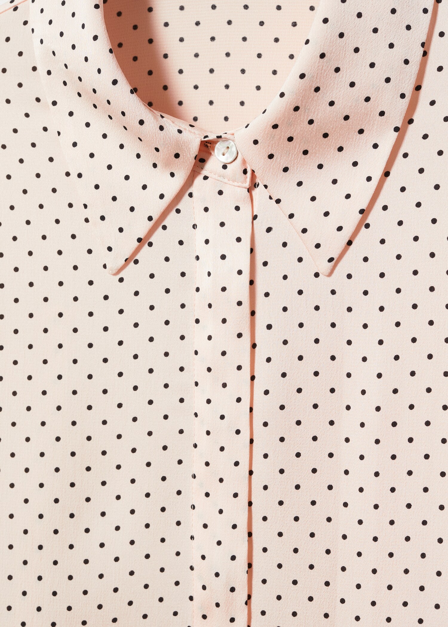 Camisa fluida acetinada - Pormenor do artigo 8