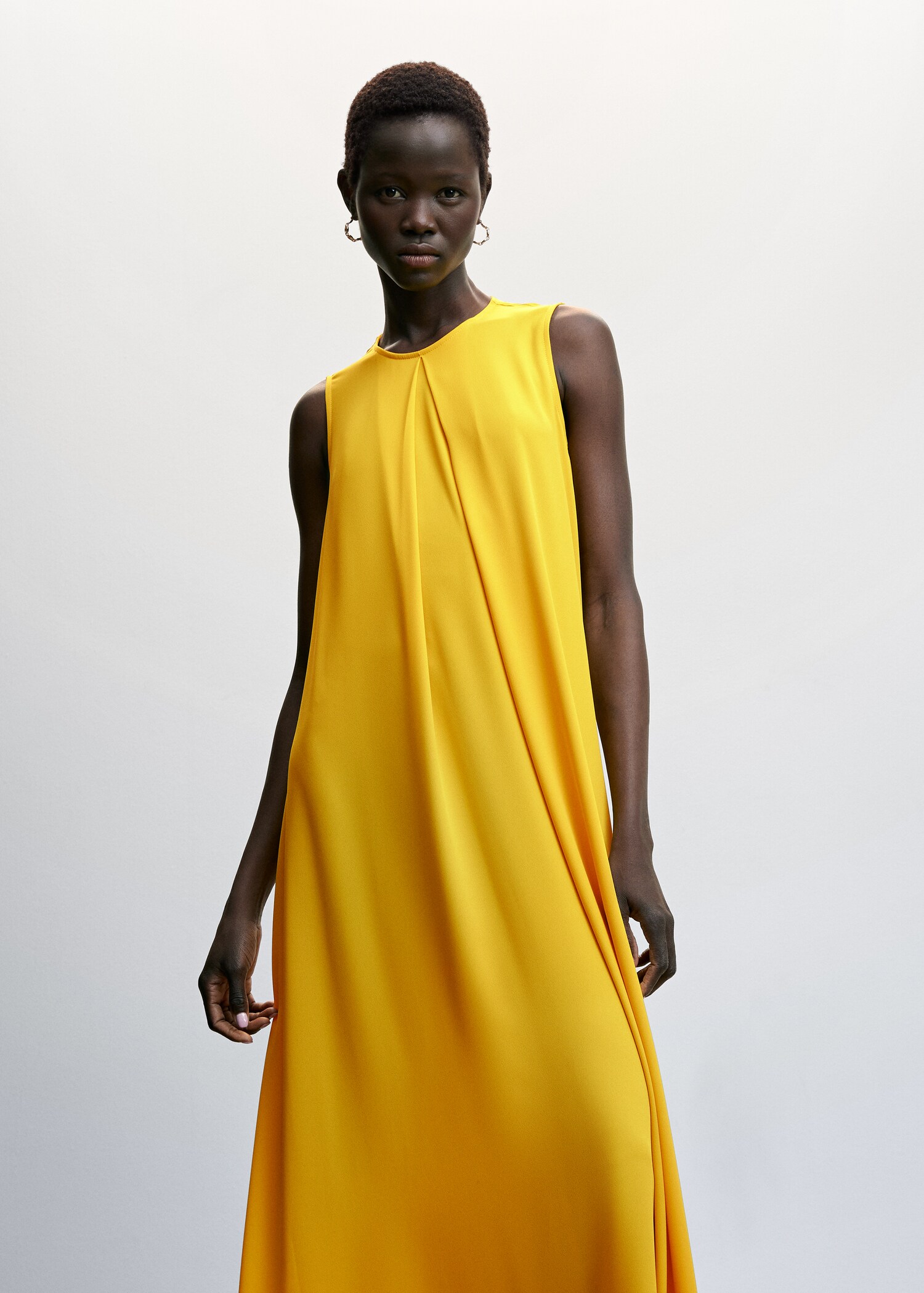 Vestido detalle abertura - Plano medio