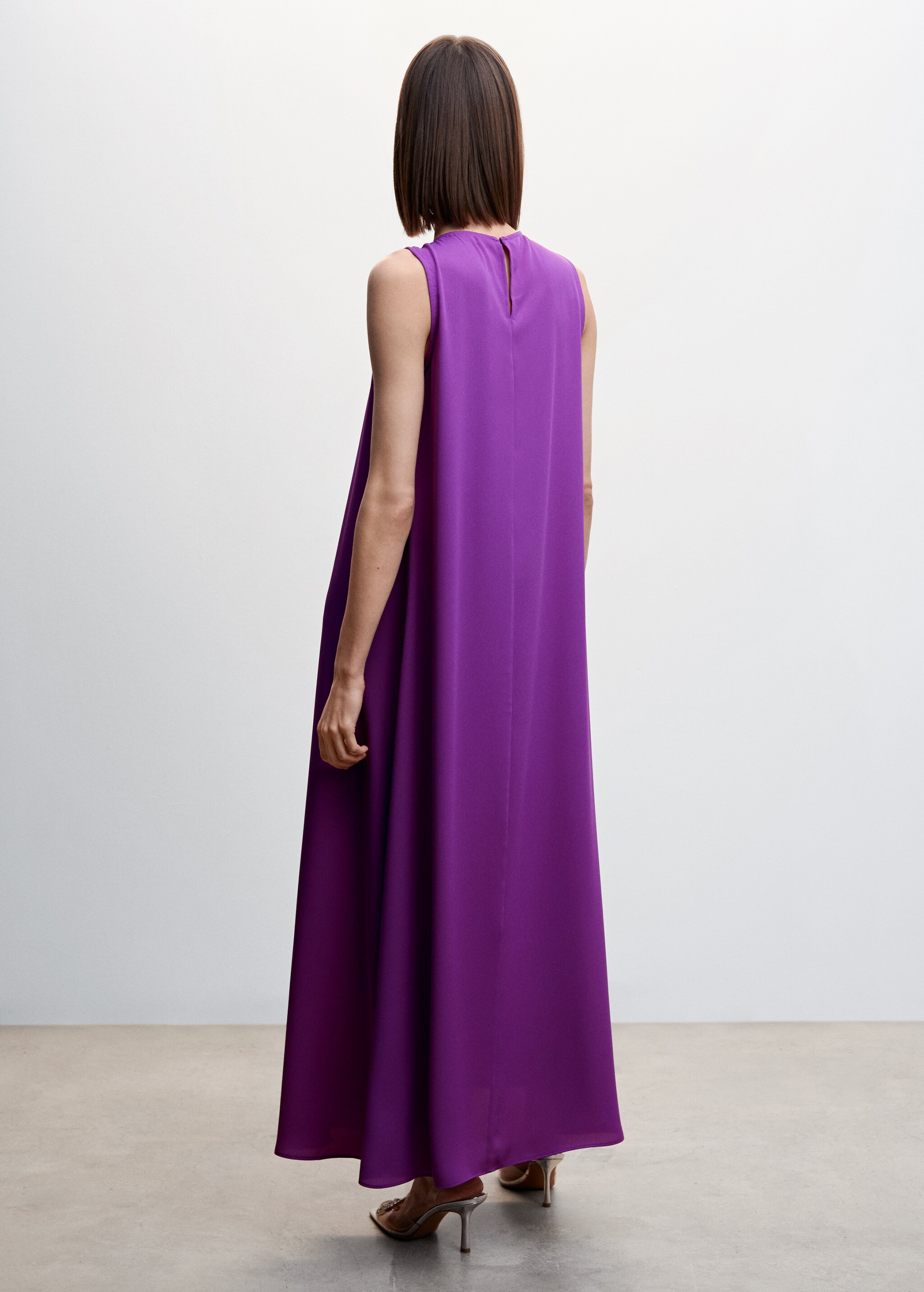 Kleid mit Zierausschnitt - Rückseite des Artikels