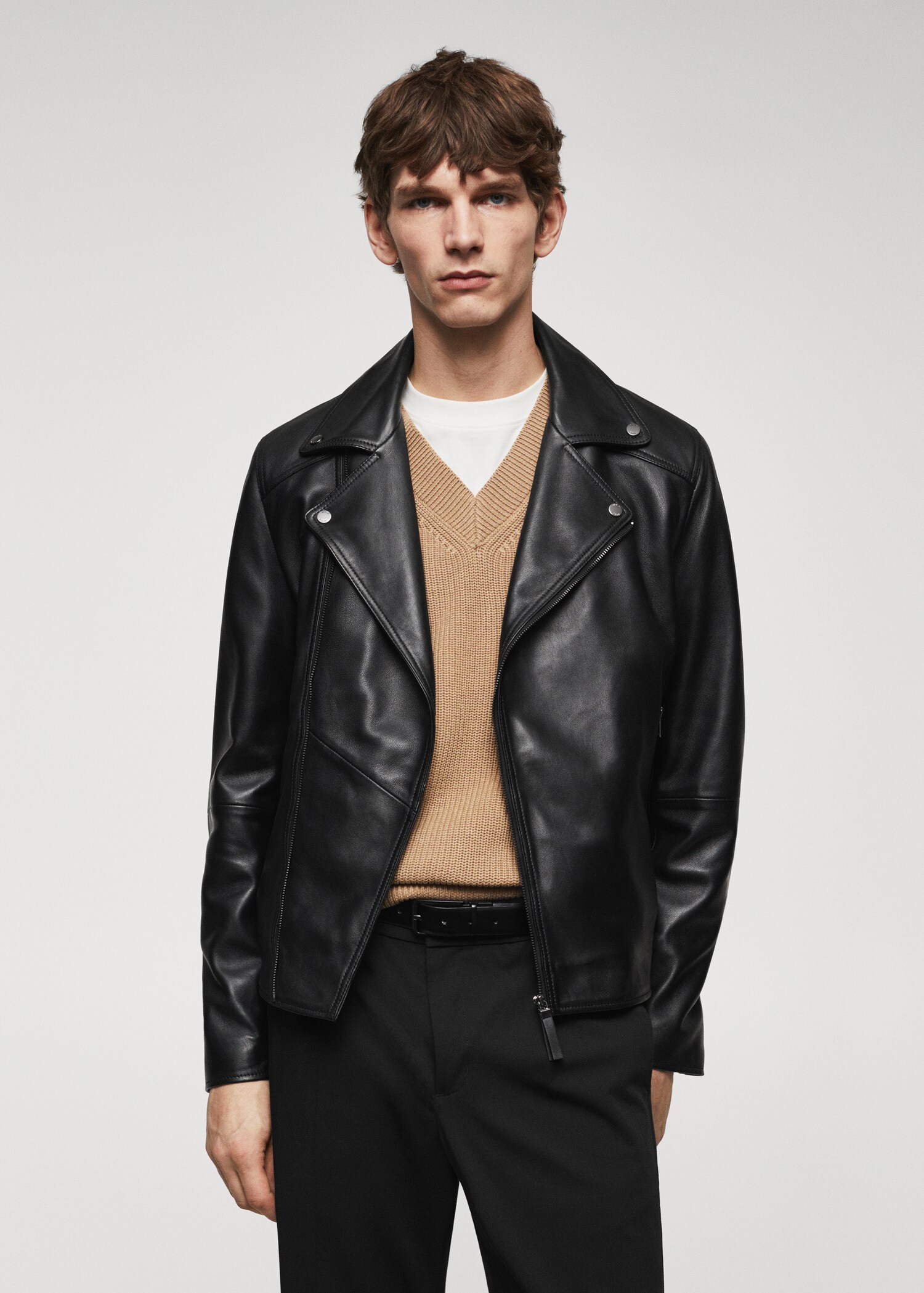 Blouson biker en cuir - Plan moyen
