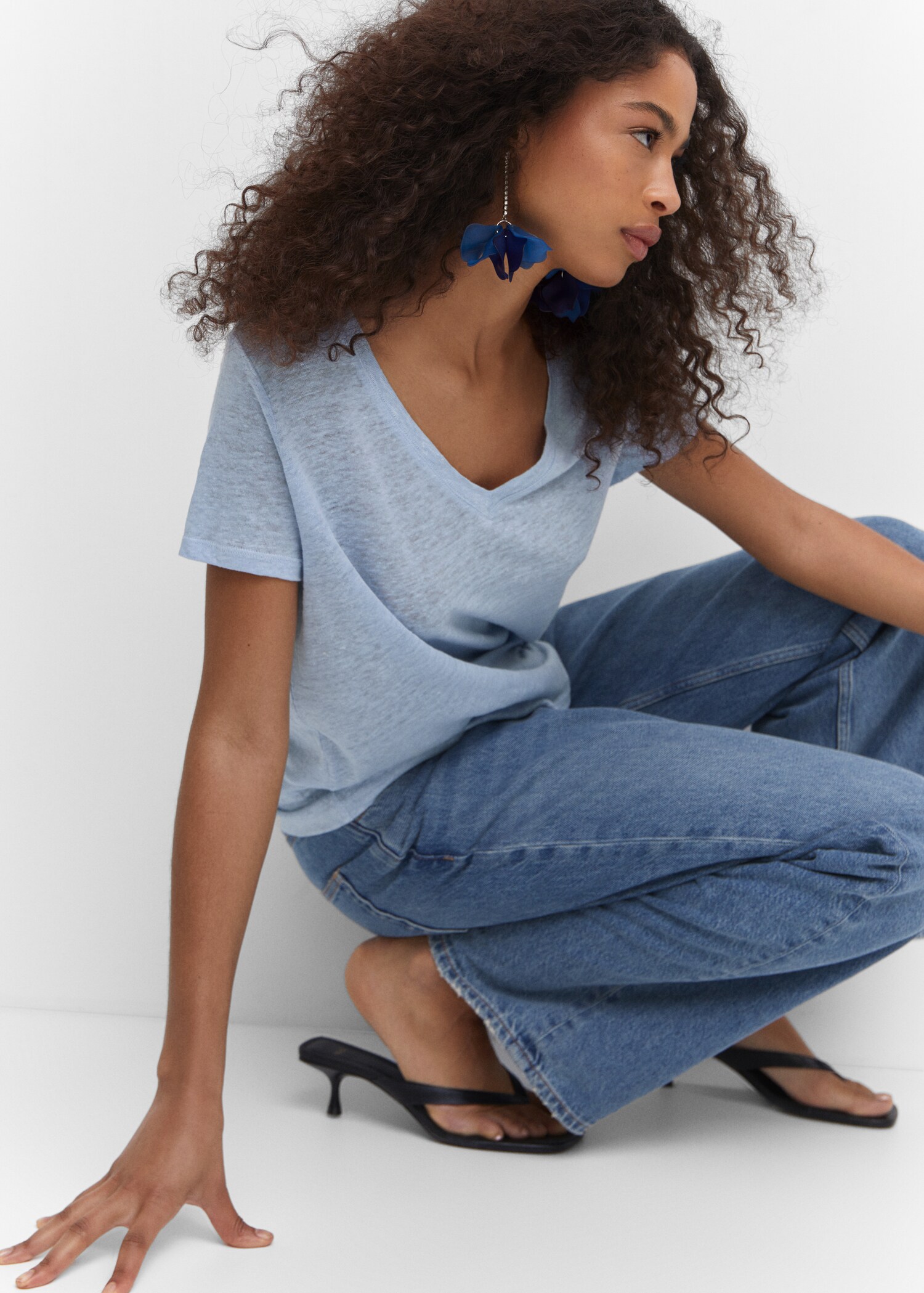 V-neck linen t-shirt - Details of the article 2