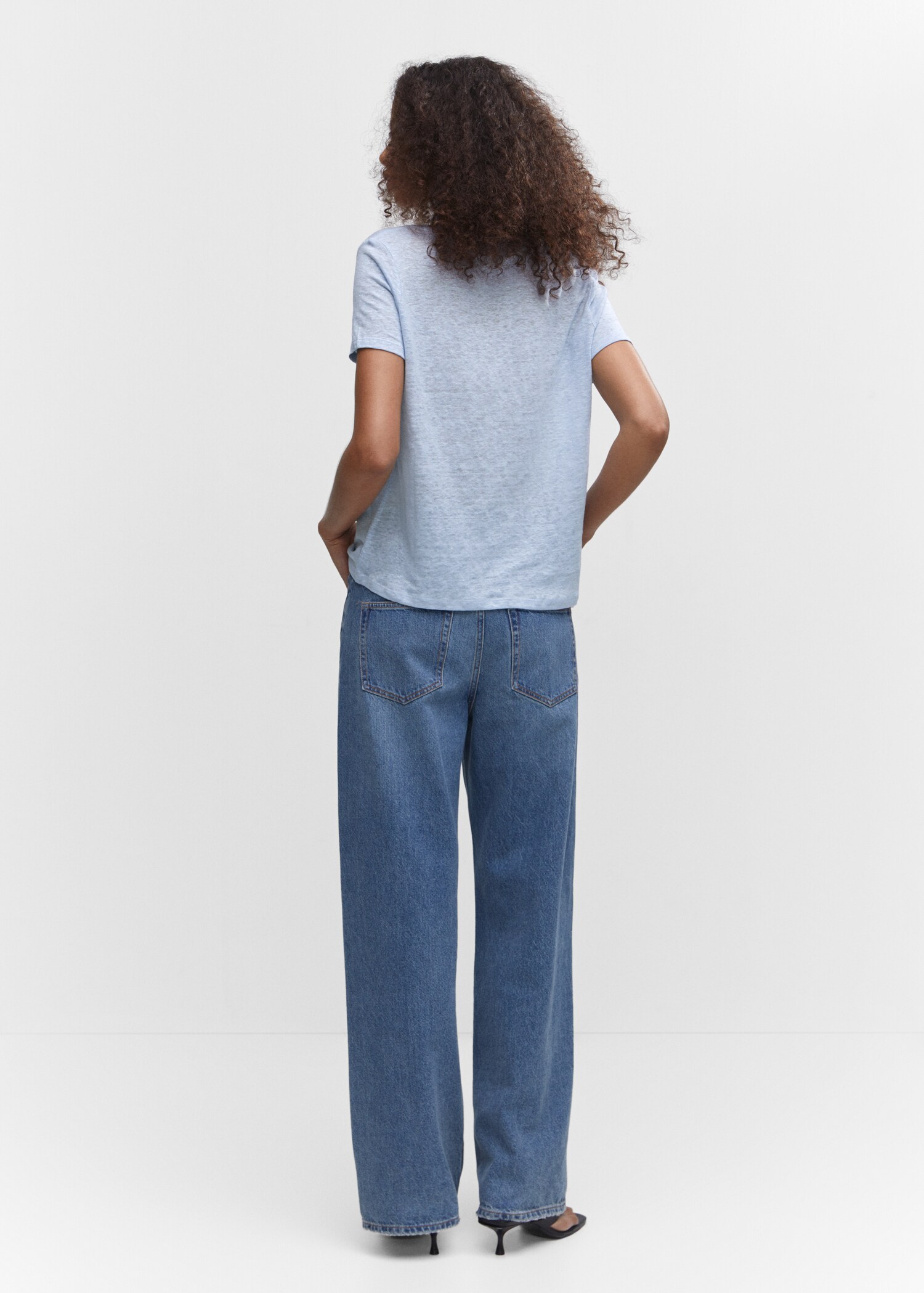 V-neck linen t-shirt - Reverse of the article
