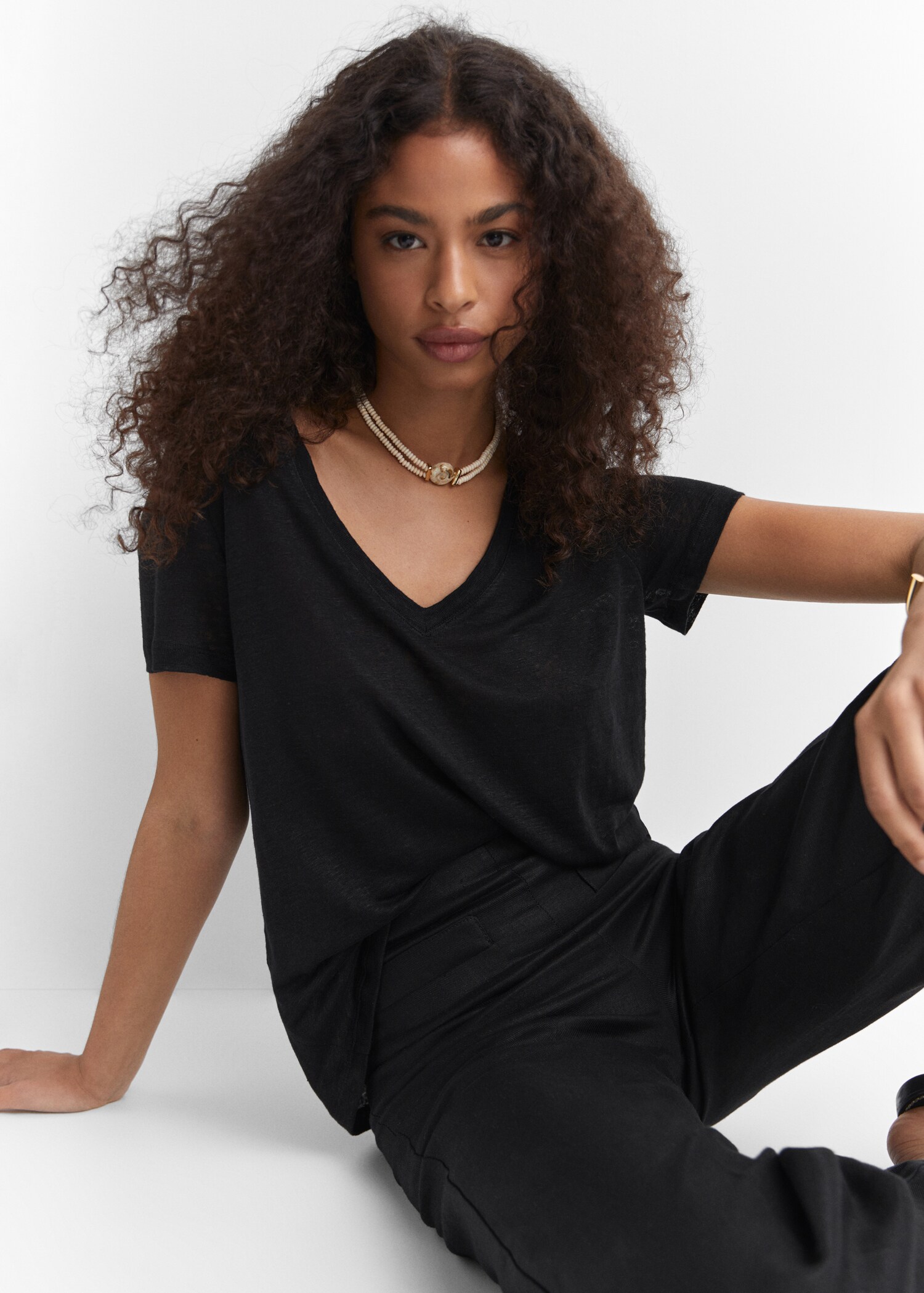V-neck linen t-shirt - Details of the article 2