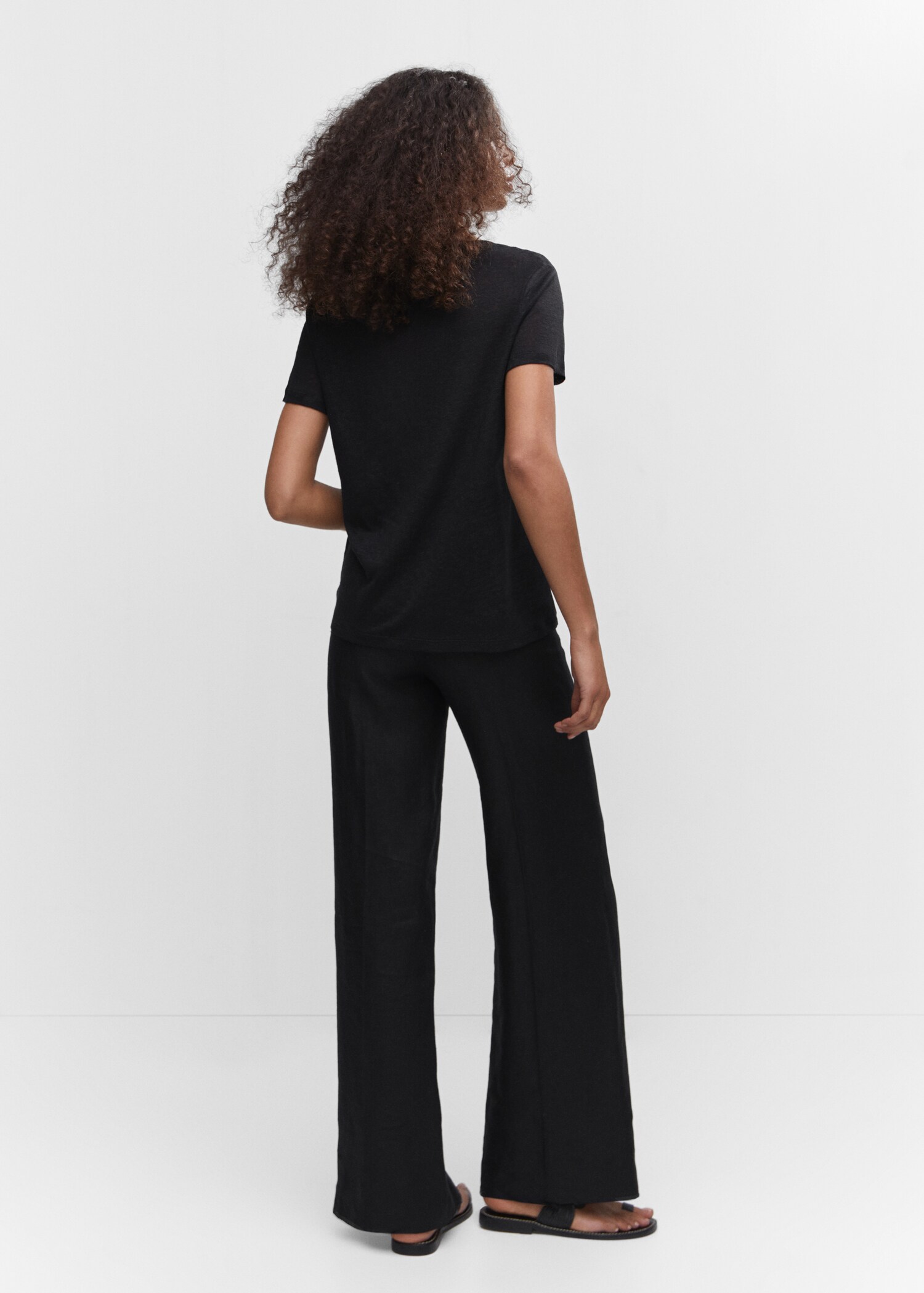 V-neck linen t-shirt - Reverse of the article