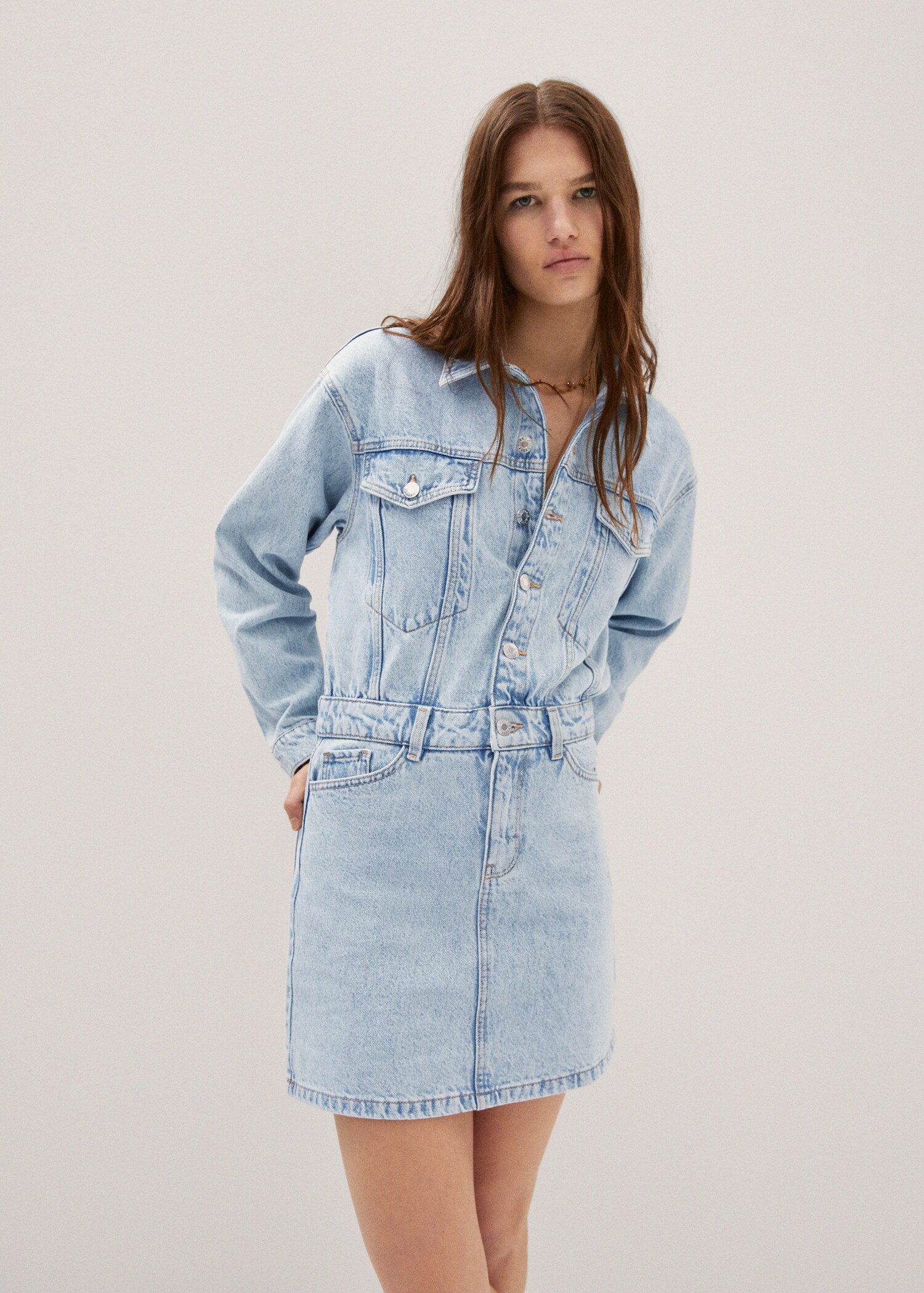 Robe jean poches - Plan moyen