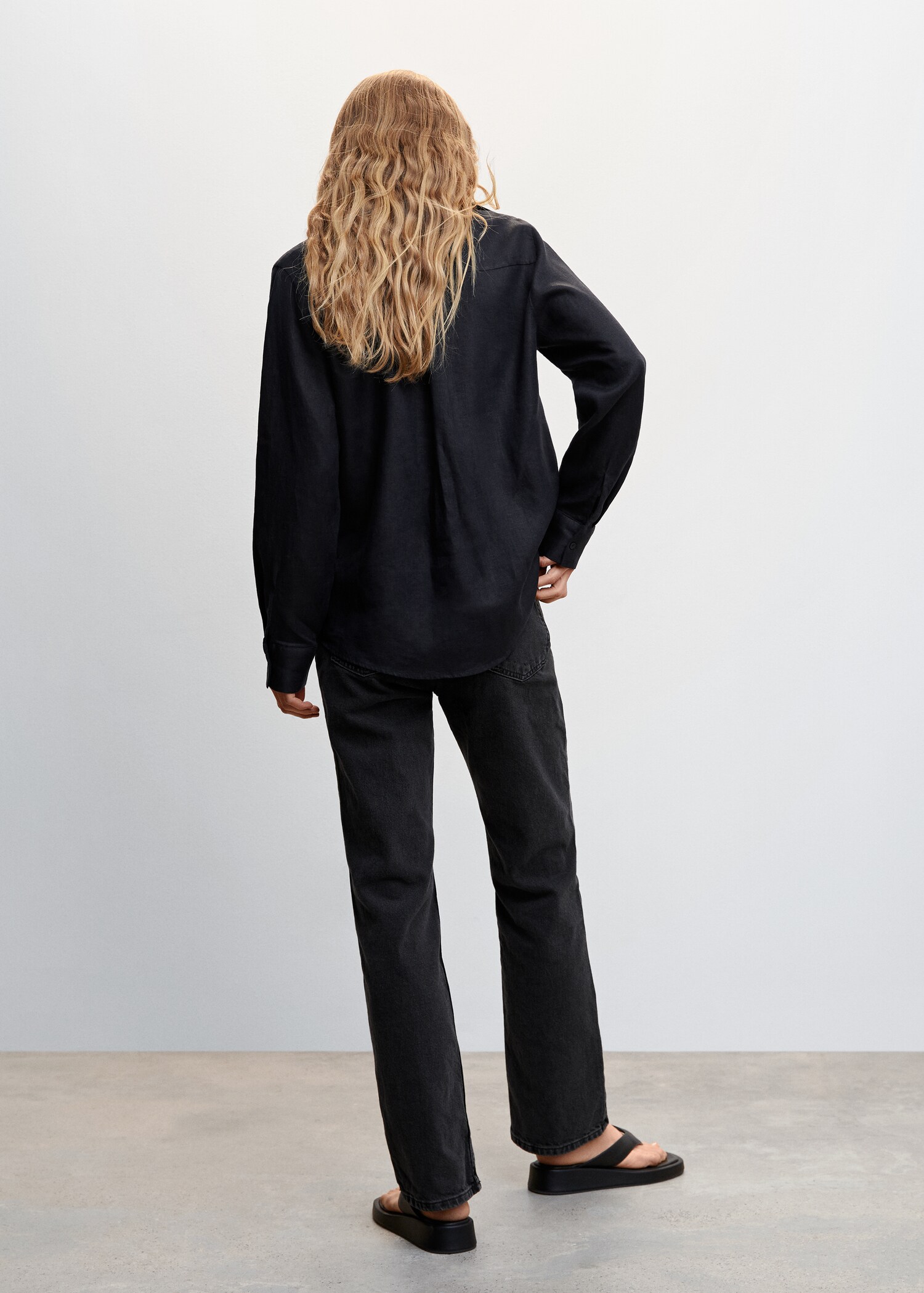Pocket linen shirt - Reverse of the article