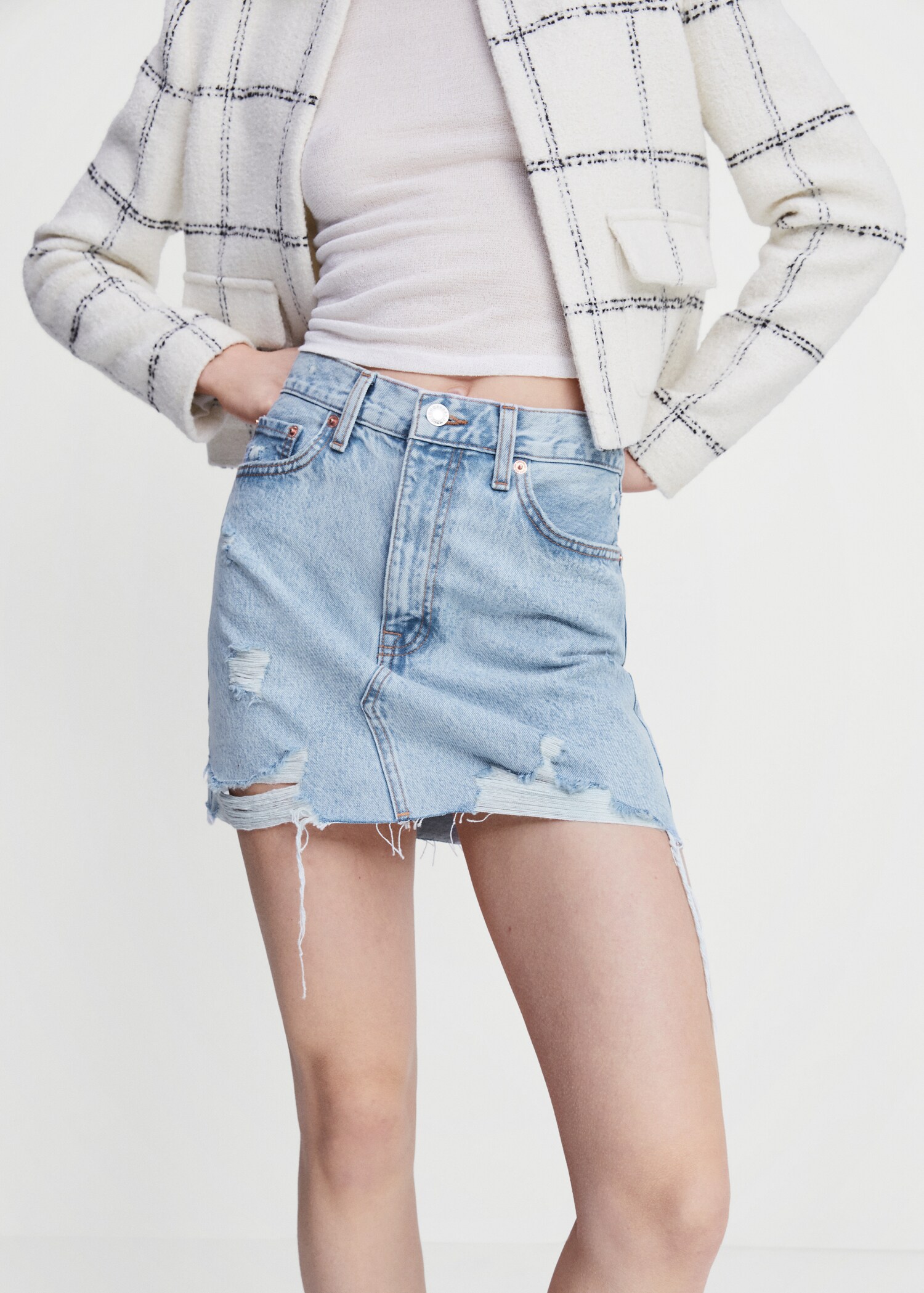 Φούστα μίνι denim ξεφτισμένο στρίφωμα - Μεσαίο πλάνο