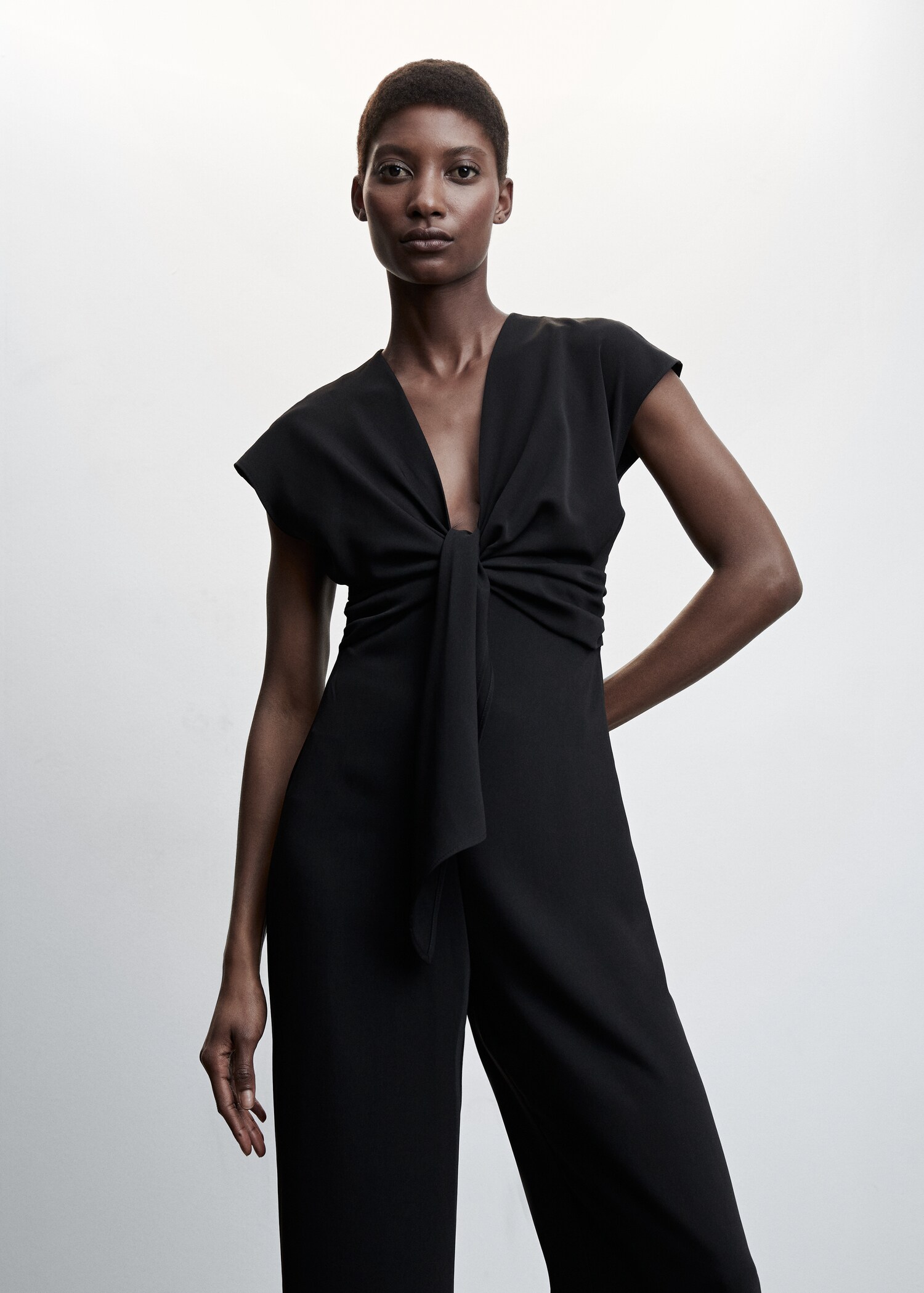 Kurzärmliger Jumpsuit mit Knotendetail - Mittlere Ansicht