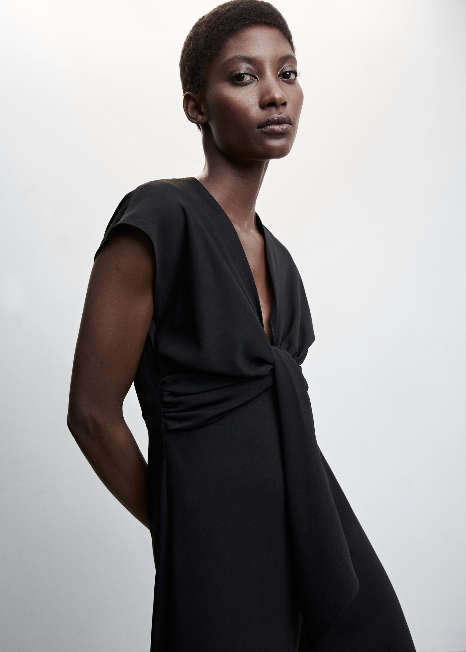 Kurzärmliger Jumpsuit mit Knotendetail - Detail des Artikels 1