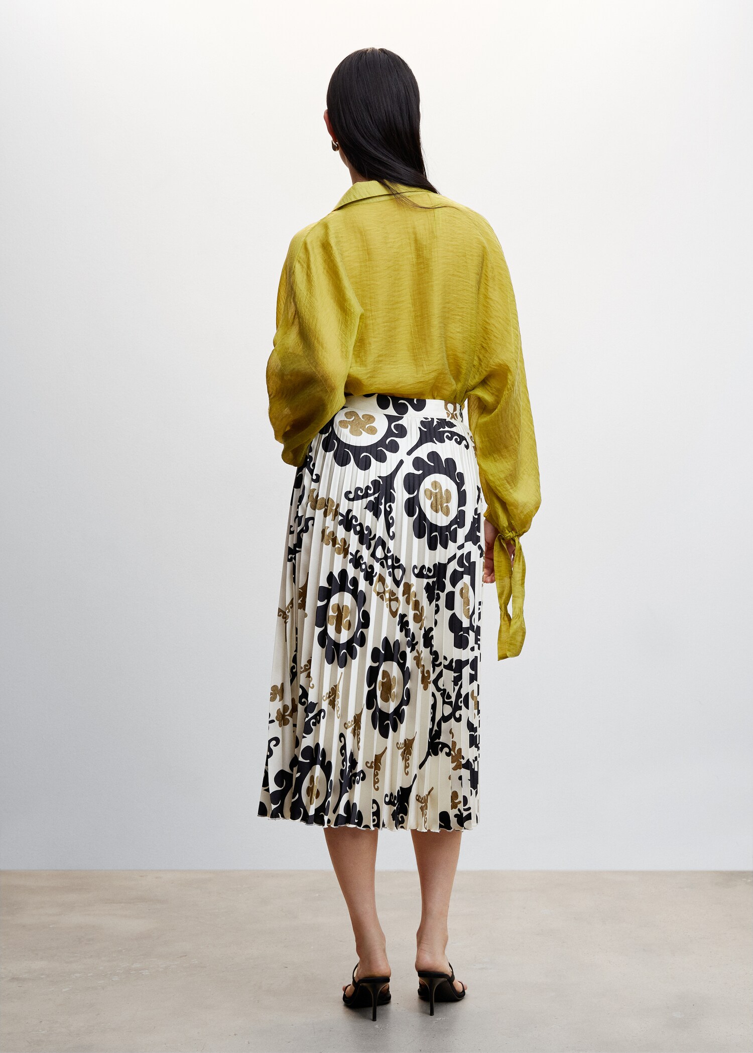 Bow sleeve shirt - Reverse of the article