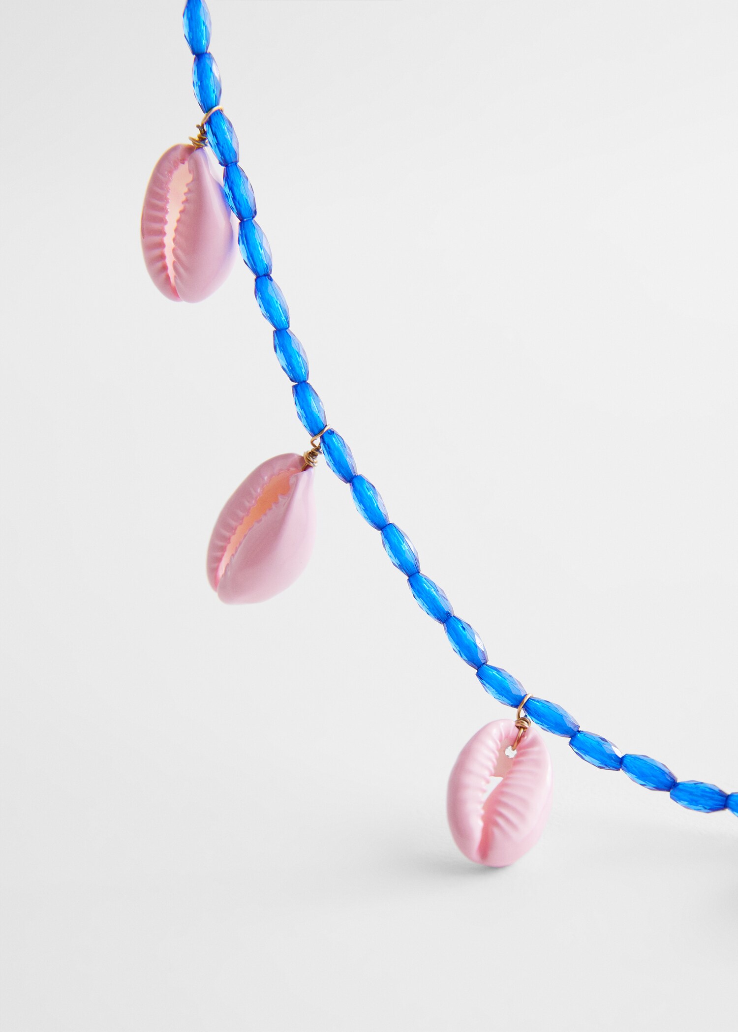 Collier ras-de-cou coquillages - Plan moyen