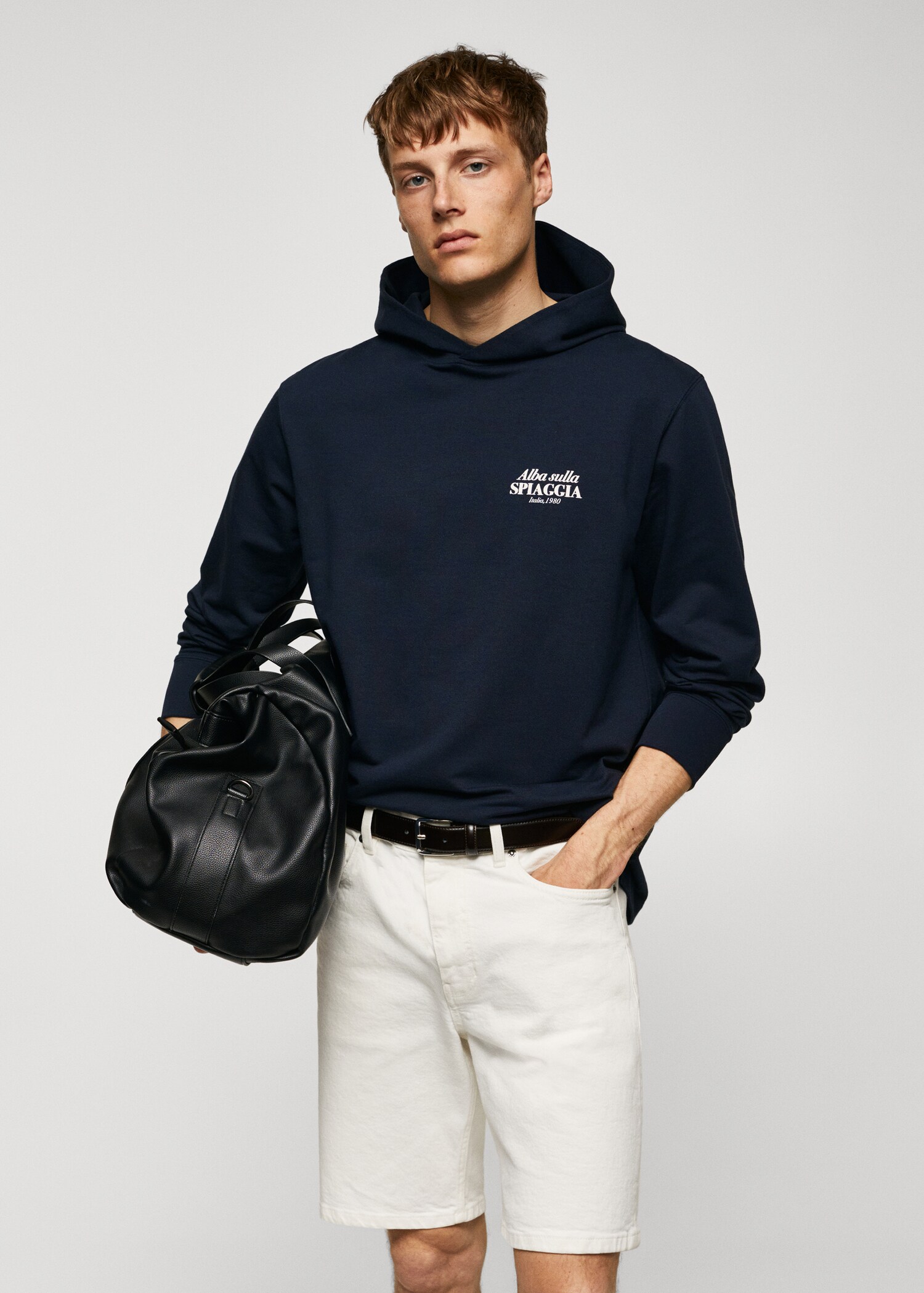 Sweatshirt bertudung dengan teks - Tampilan Sedang