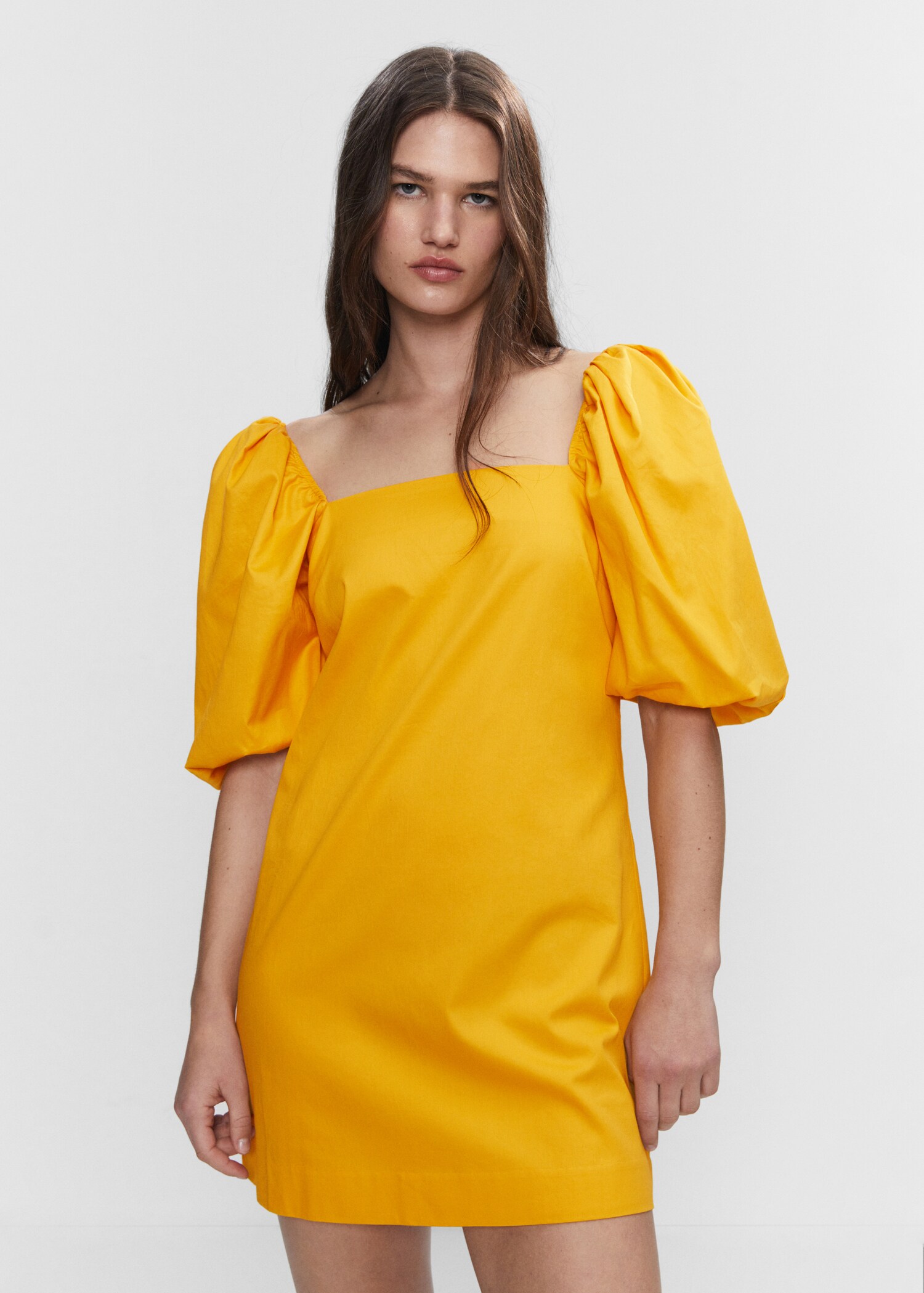 Robe courte manches bouffantes - Plan moyen