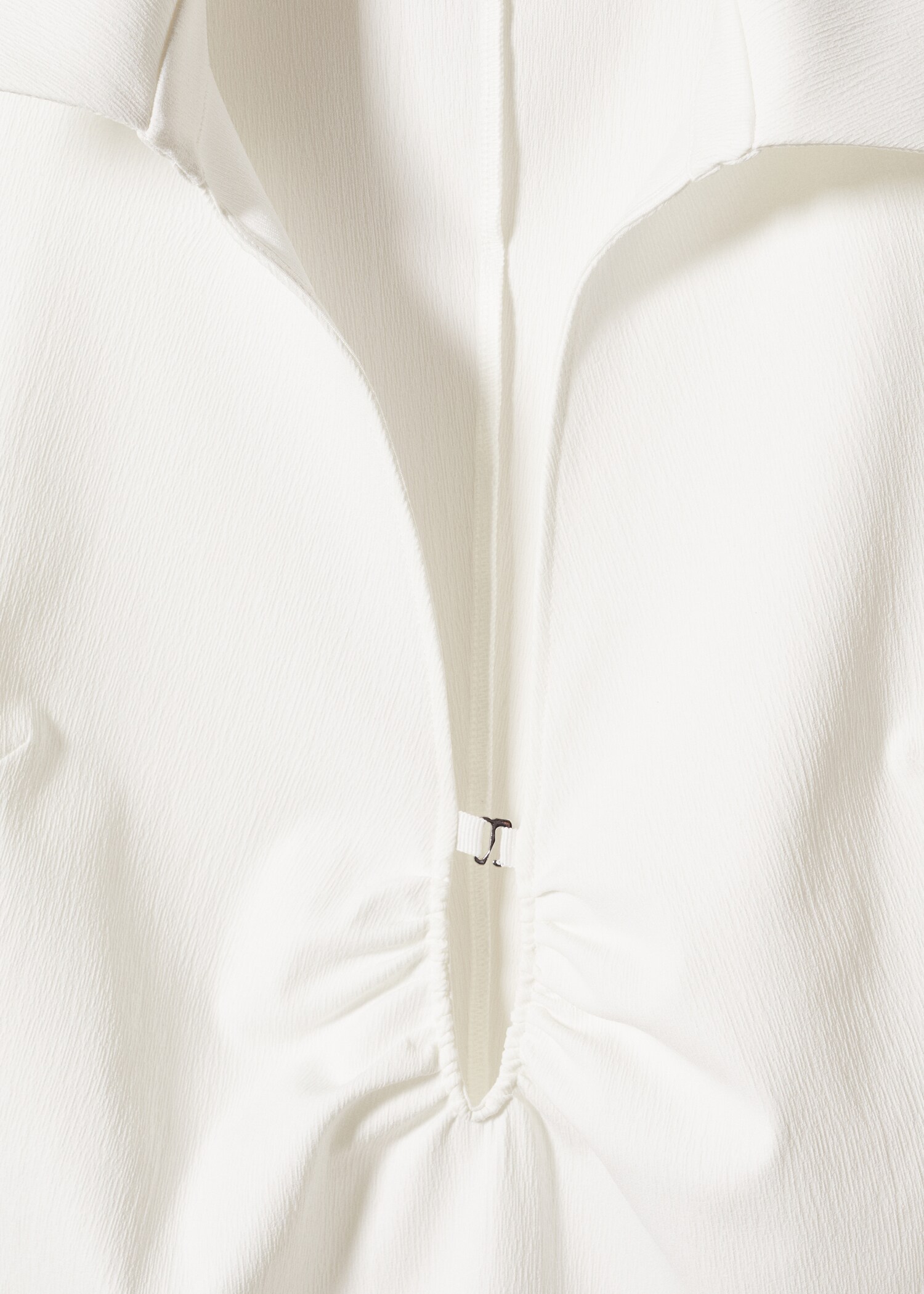 Neckline dress with gathered details - Details of the article 8