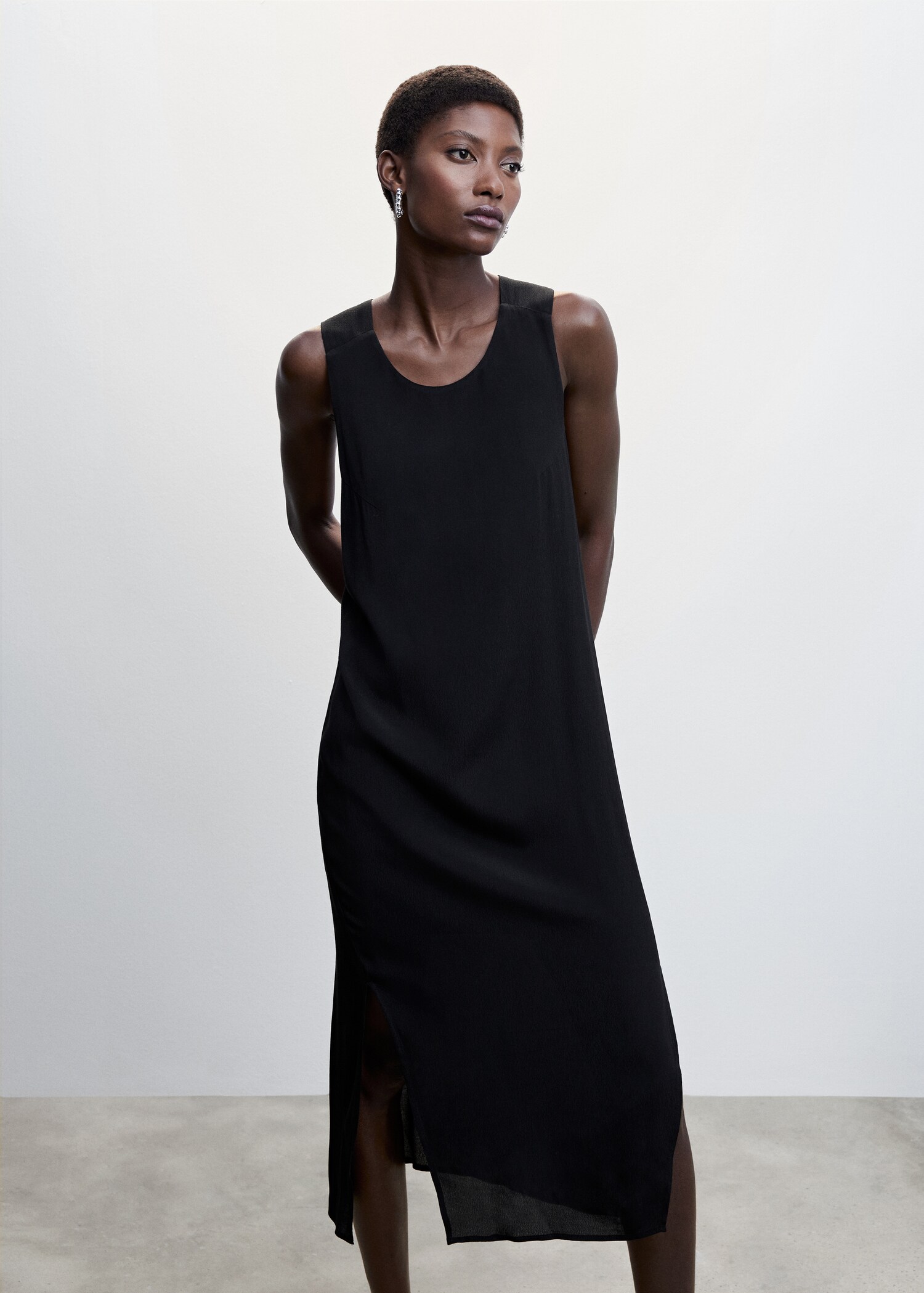 Enges Kleid mit U-Ausschnitt hinten - Mittlere Ansicht