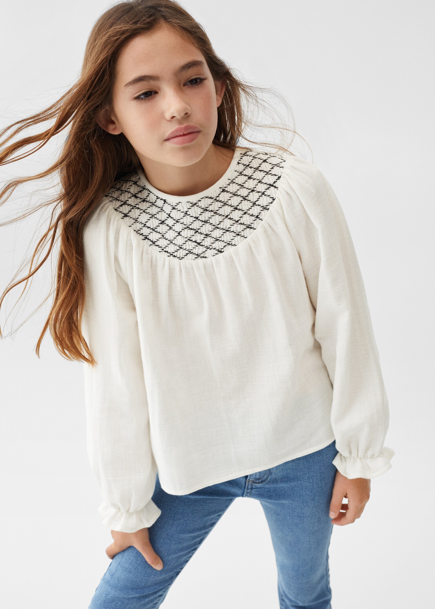 Blusa detalles bordados - Plano medio