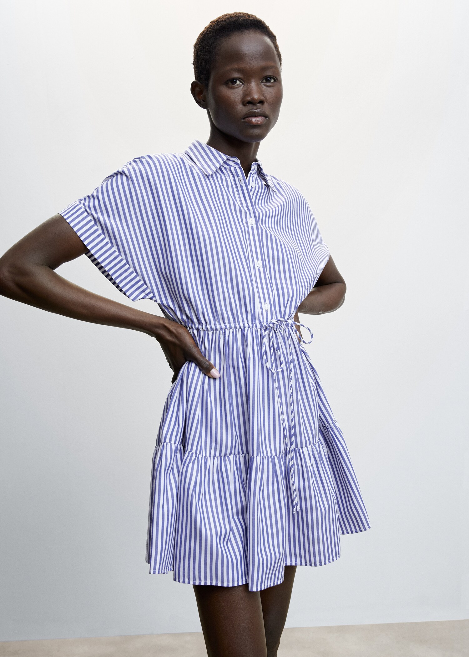 Robe rayée à volants - Plan moyen