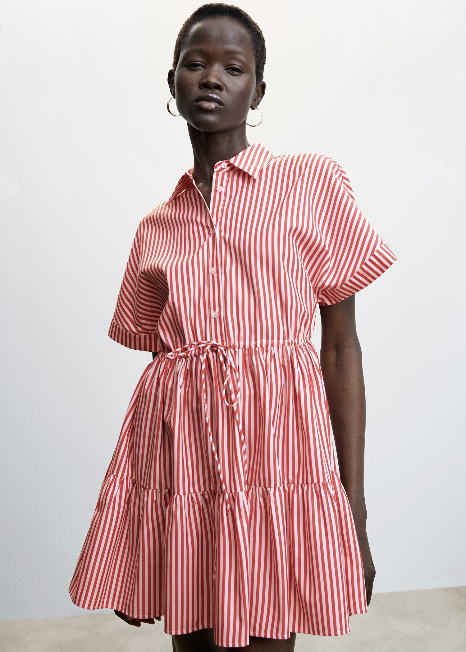 Robe rayée à volants - Plan moyen