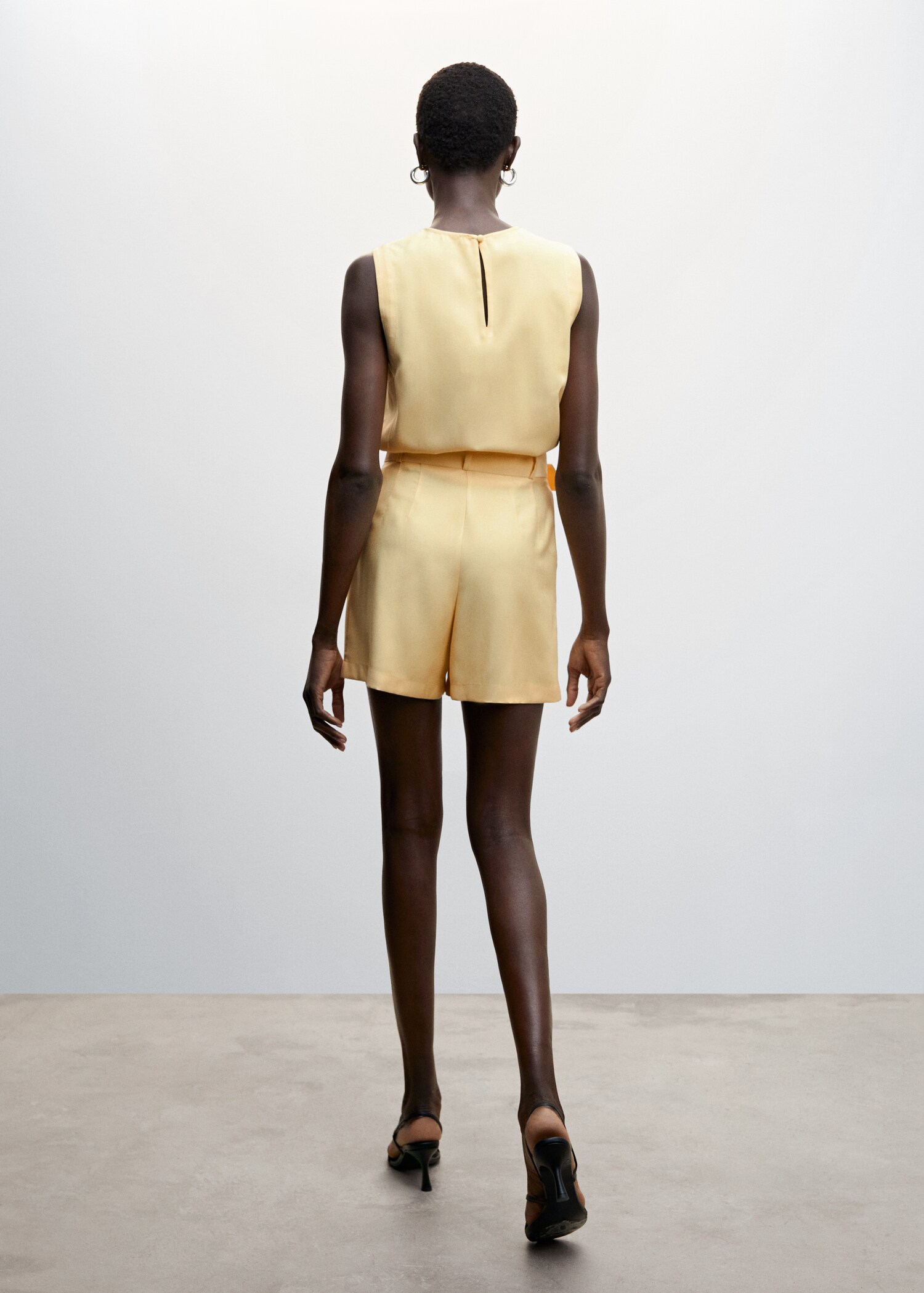 Shorts with belt - Reverse of the article