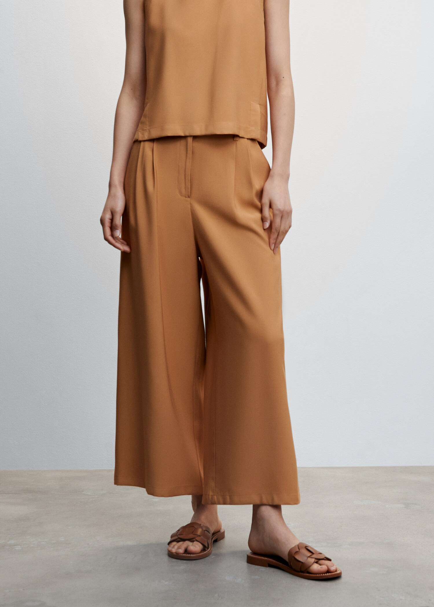 Jupe-culotte à pinces - Plan moyen