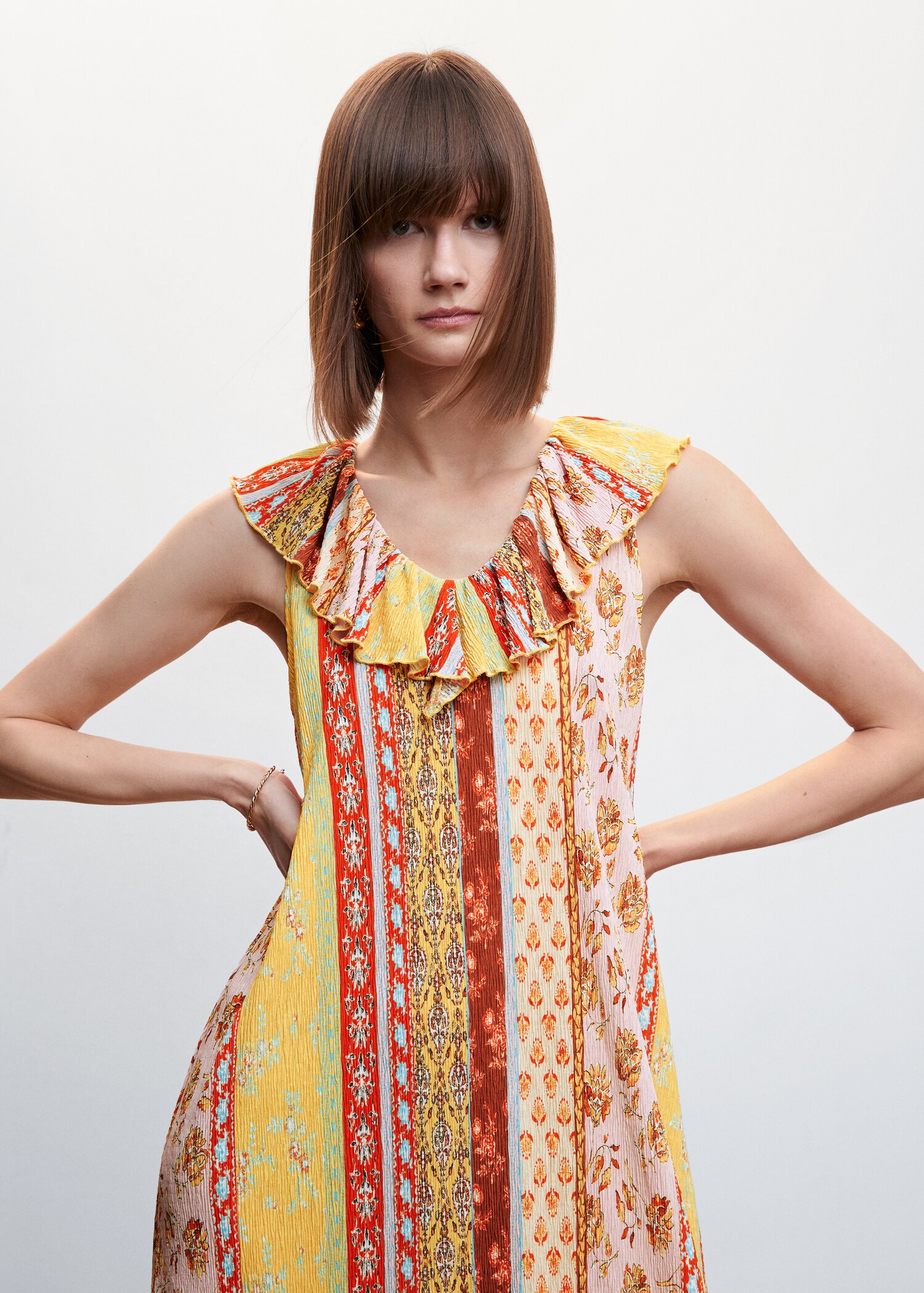 Bedrucktes Kleid mit Volant - Mittlere Ansicht