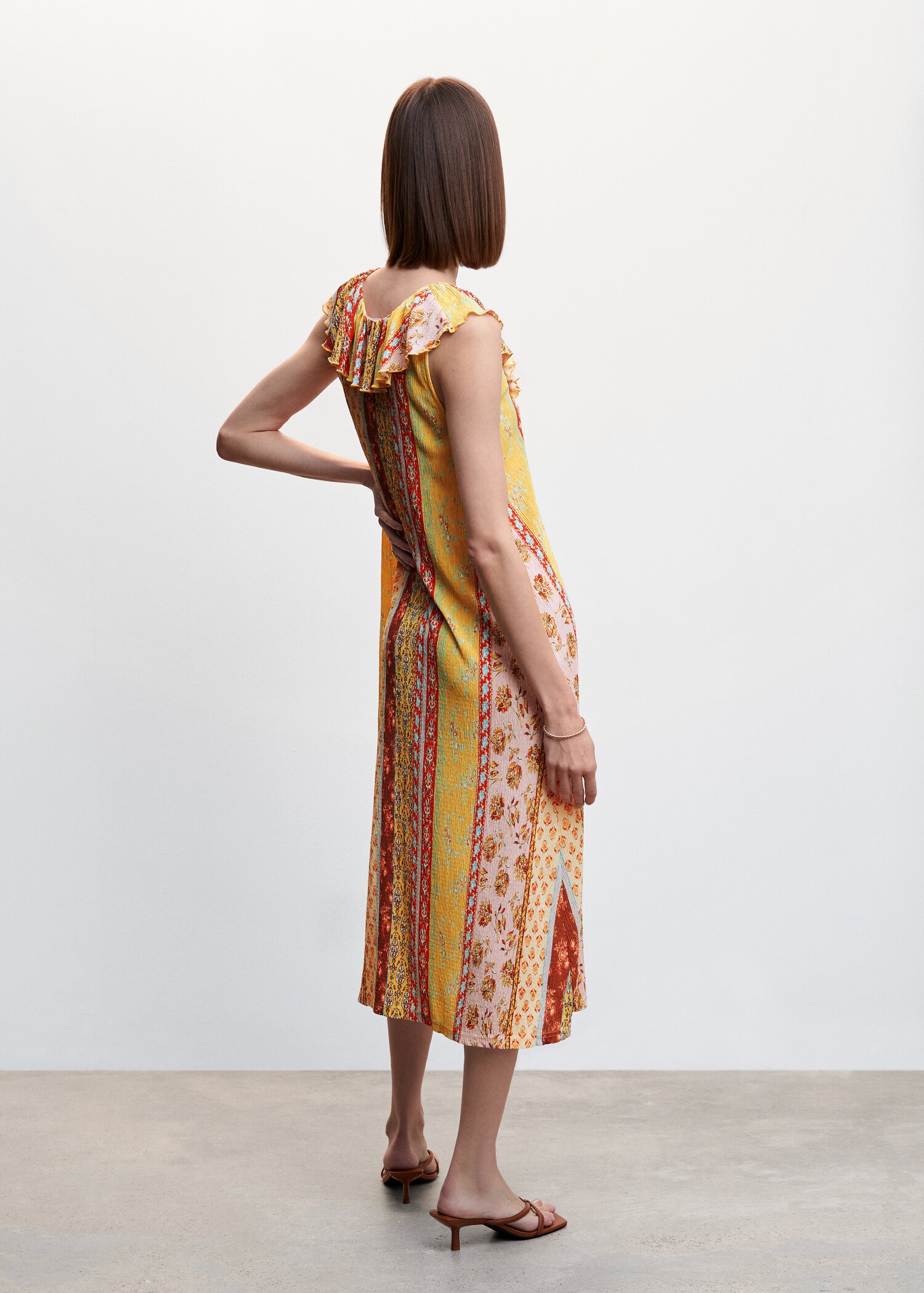 Bedrucktes Kleid mit Volant - Rückseite des Artikels