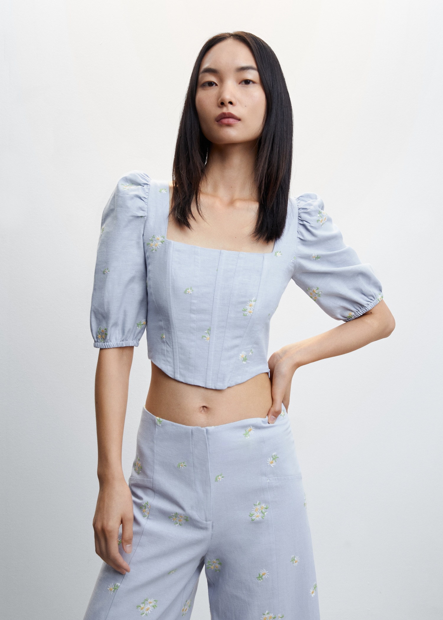 Floral embroidered blouse - เครื่องบินขนาดกลาง