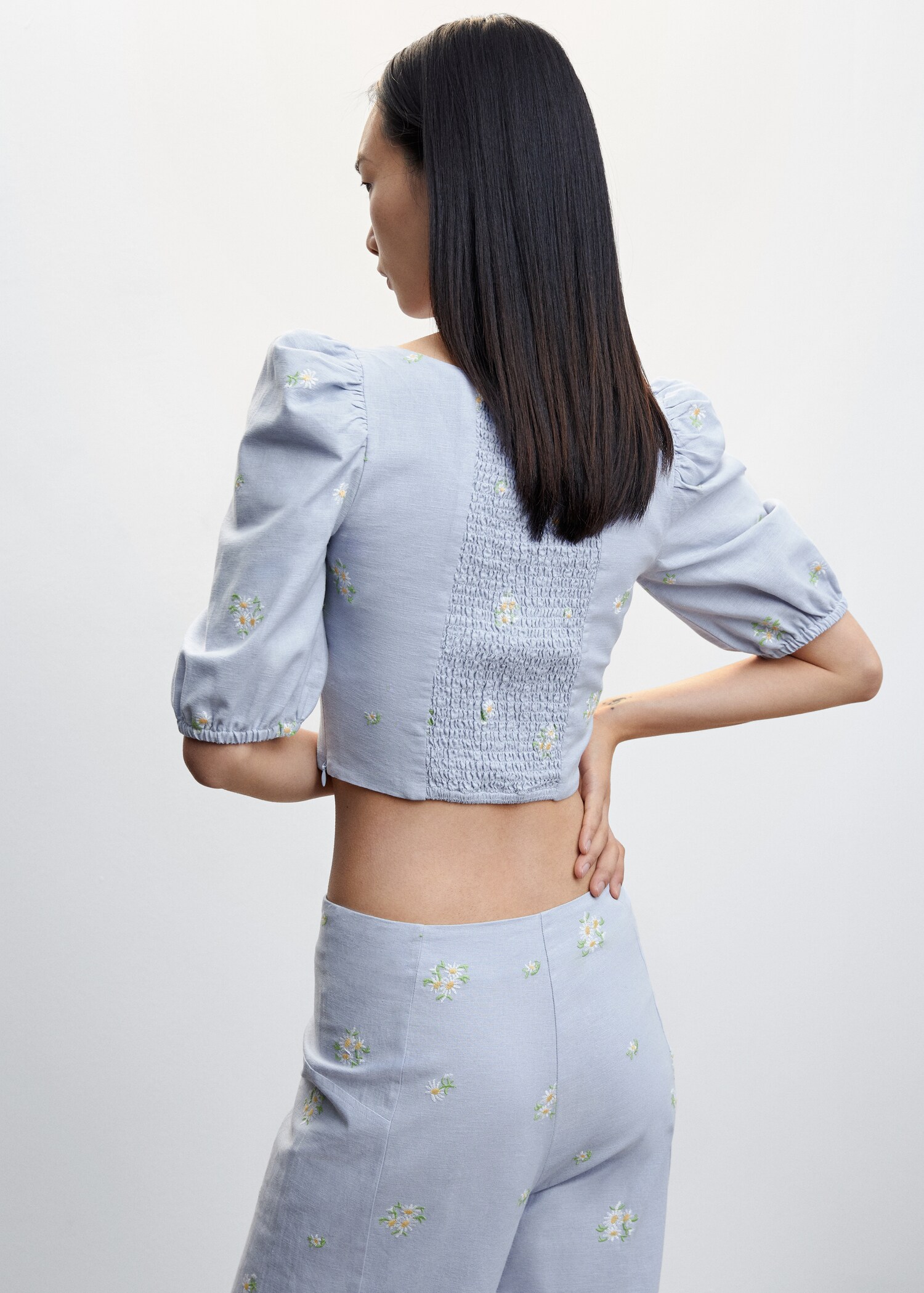 Floral embroidered blouse - ด้านหลังของสินค้า