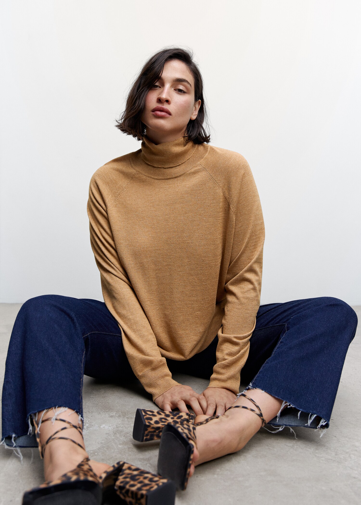 Fine-knit turtleneck sweater - Details of the article 4
