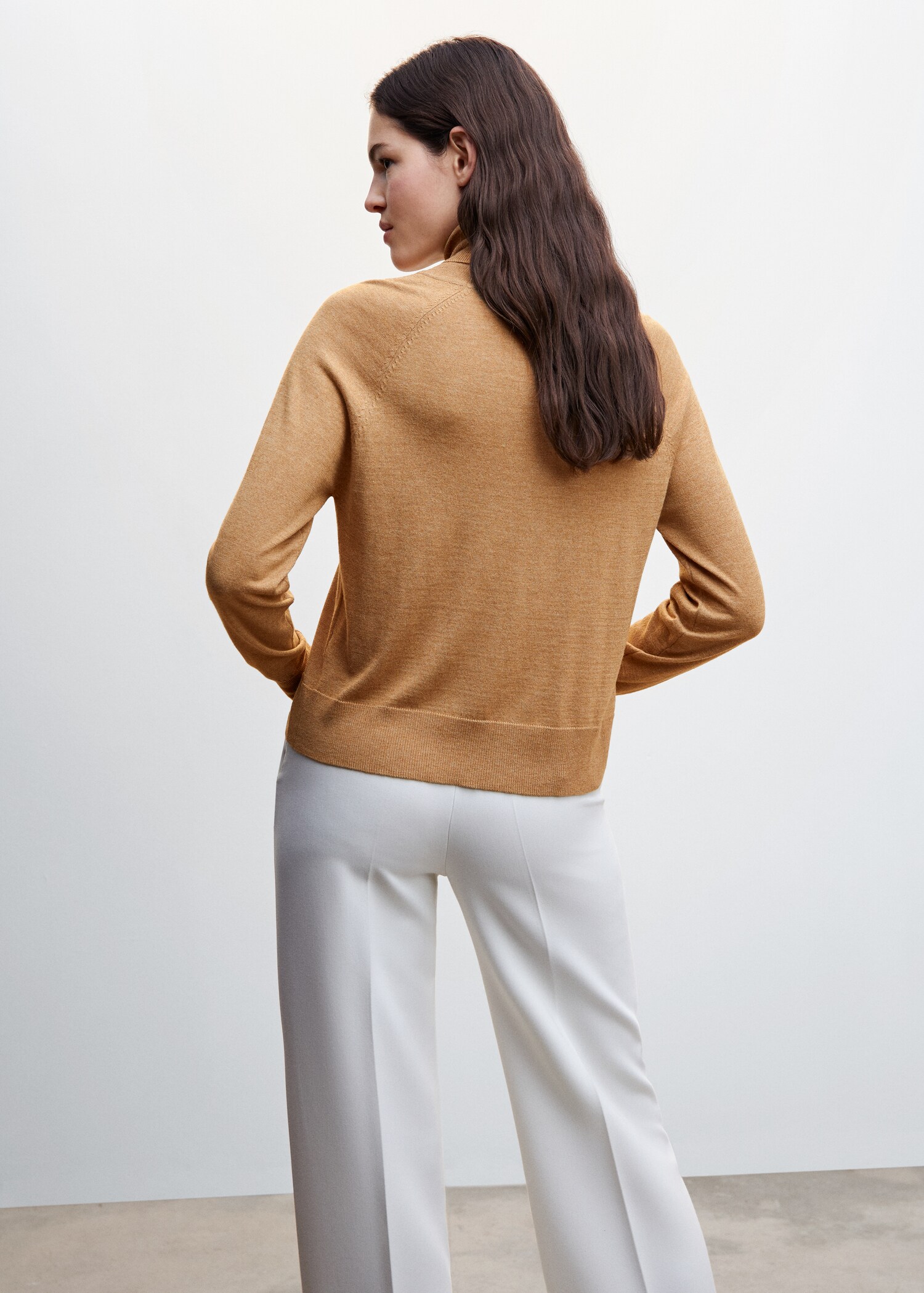 Fine-knit turtleneck sweater - Reverse of the article