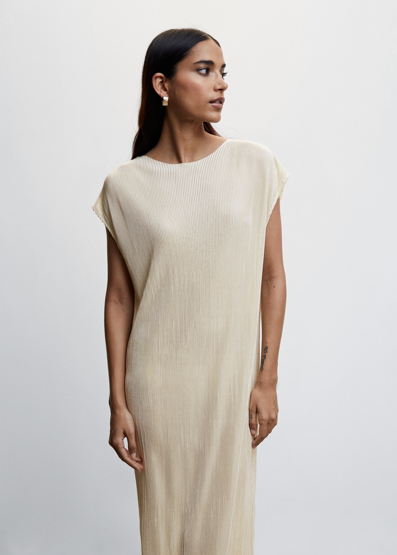 Robe longue plissée - Plan moyen