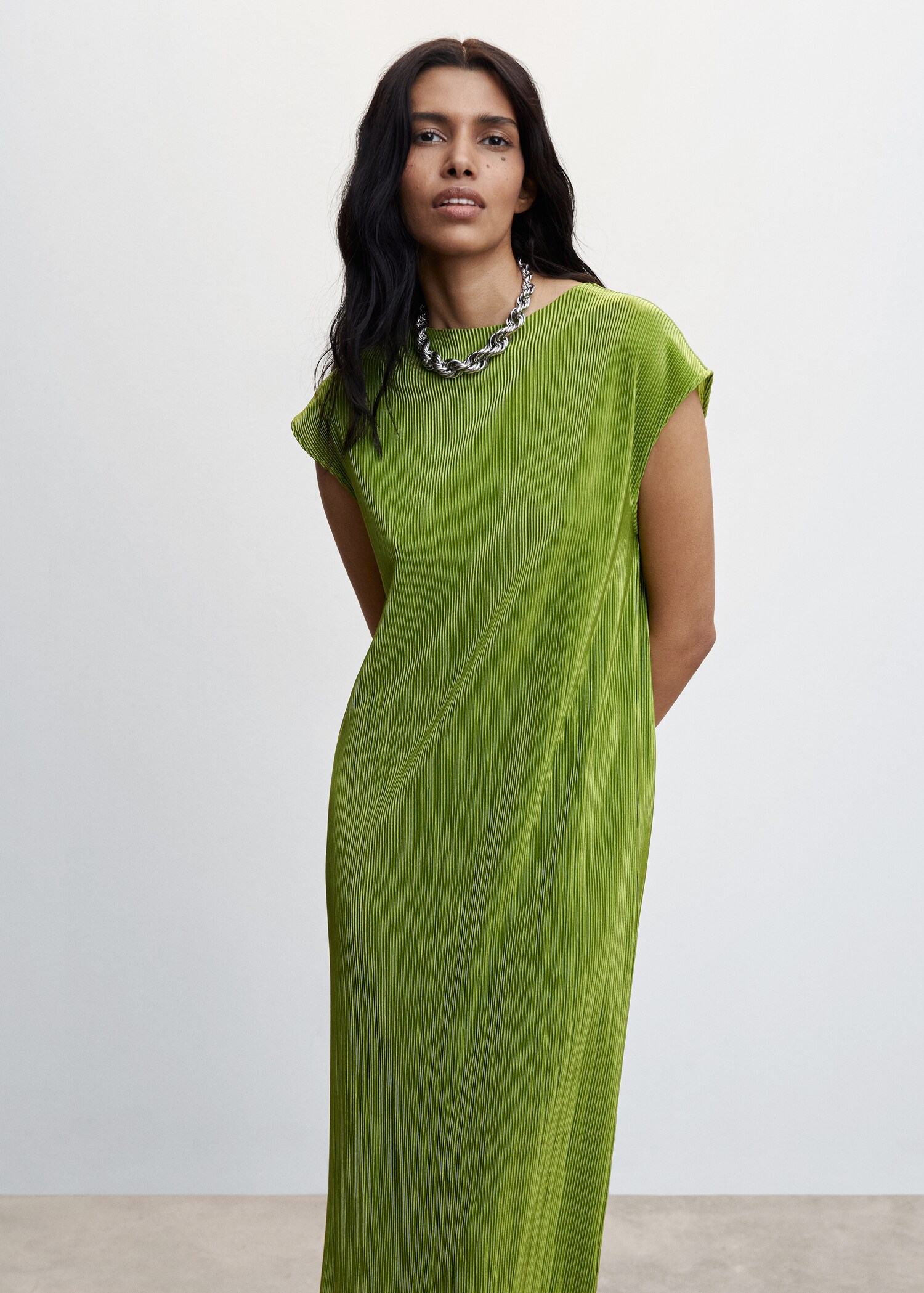 Robe longue plissée - Plan moyen