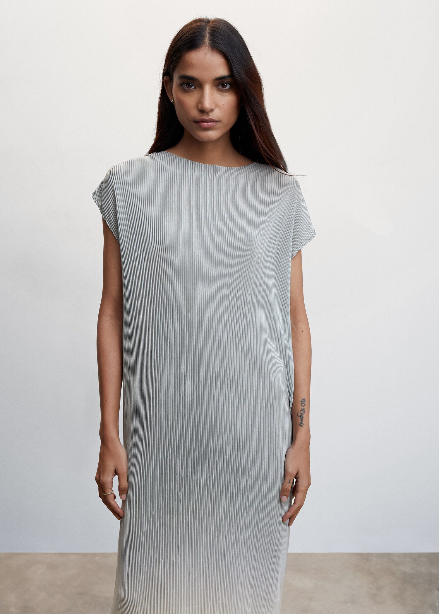 Robe longue plissée - Plan moyen