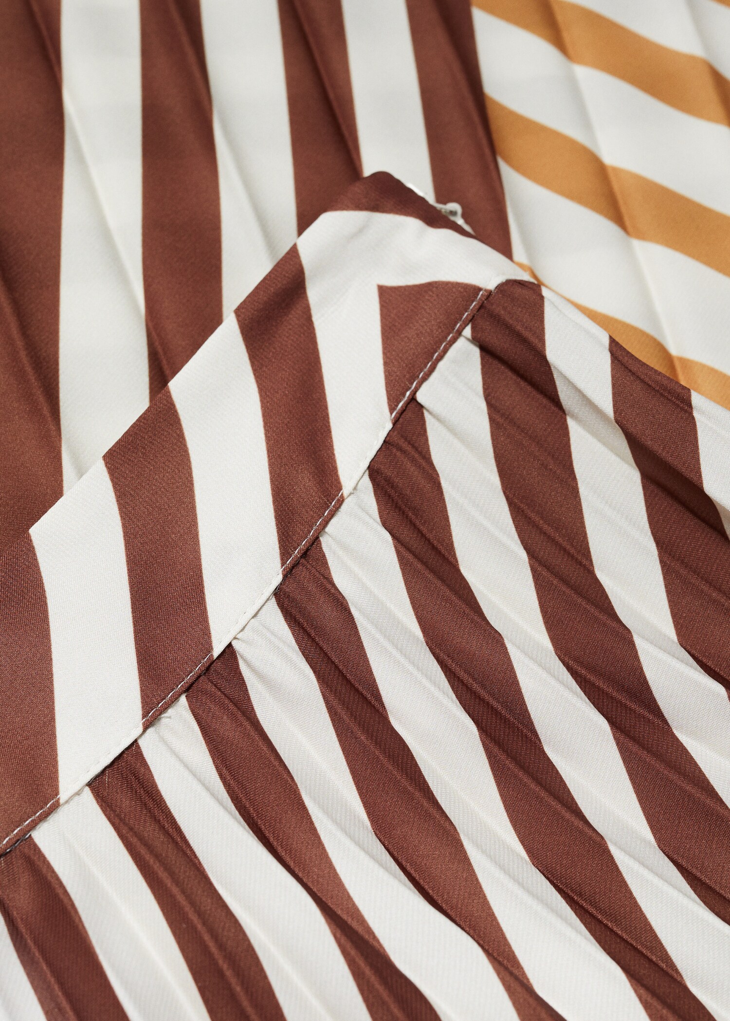 Printed pleated skirt - Details of the article 8
