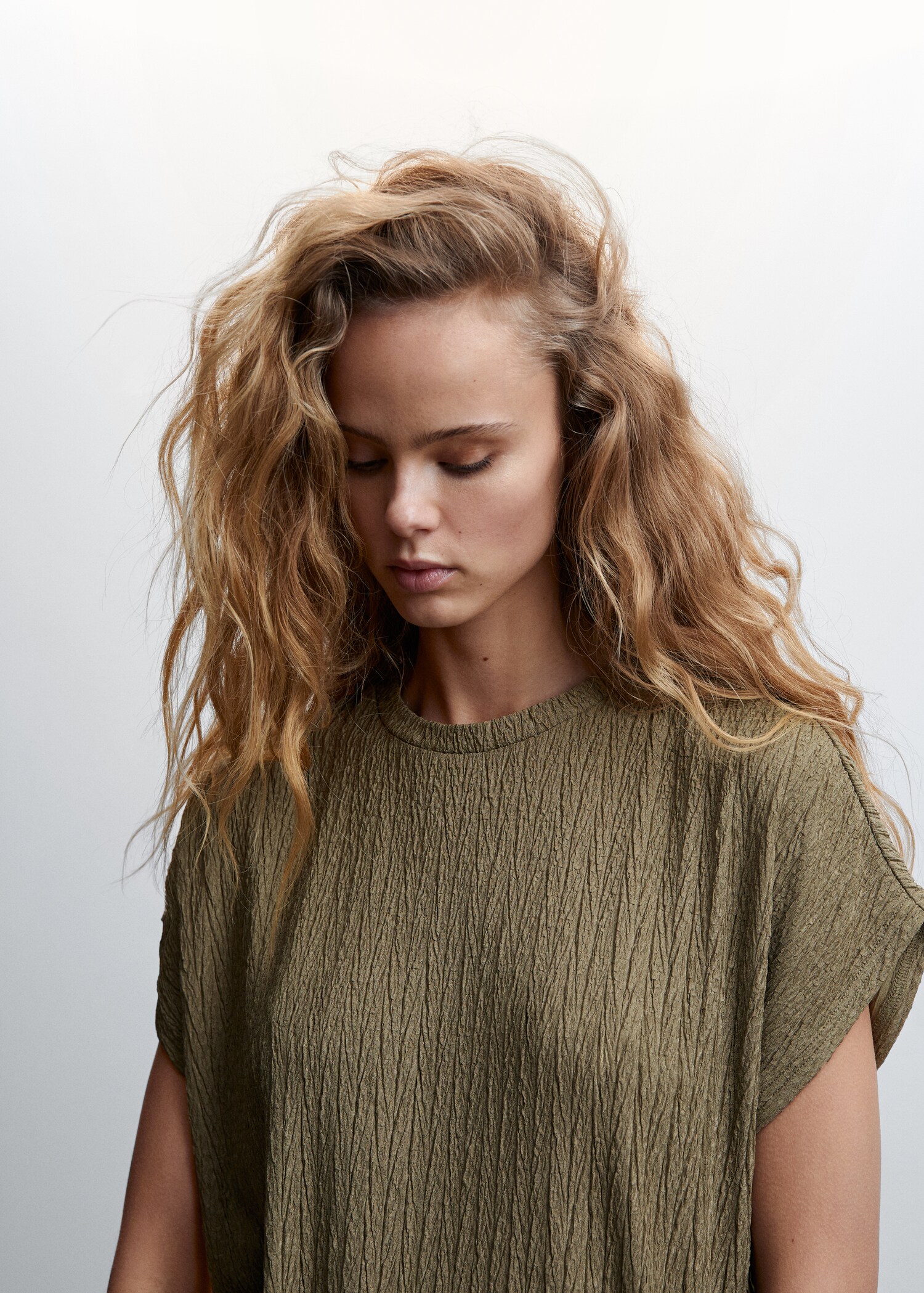 Off-shoulders textured T-shirt - Details of the article 1